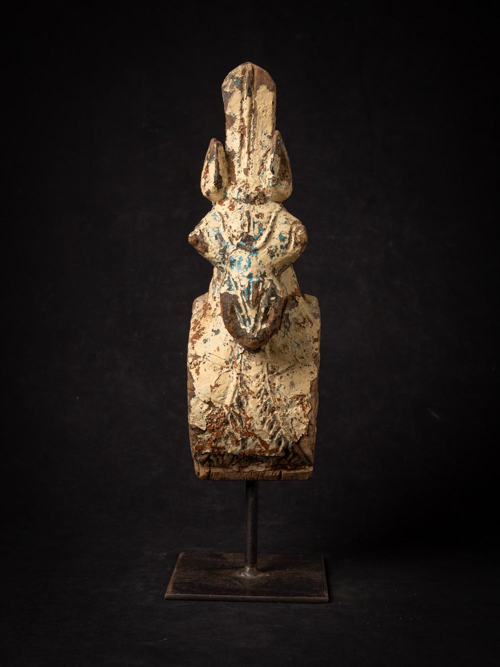 Das antike hölzerne Tempelfragment eines Pferdekopfes ist ein fesselndes und historisch bedeutsames Artefakt, das aus Indien stammt. Das aus Holz gefertigte Fragment ist 41,2 cm hoch und misst 12,5 cm in der Breite und 16,5 cm in der Tiefe. Das aus