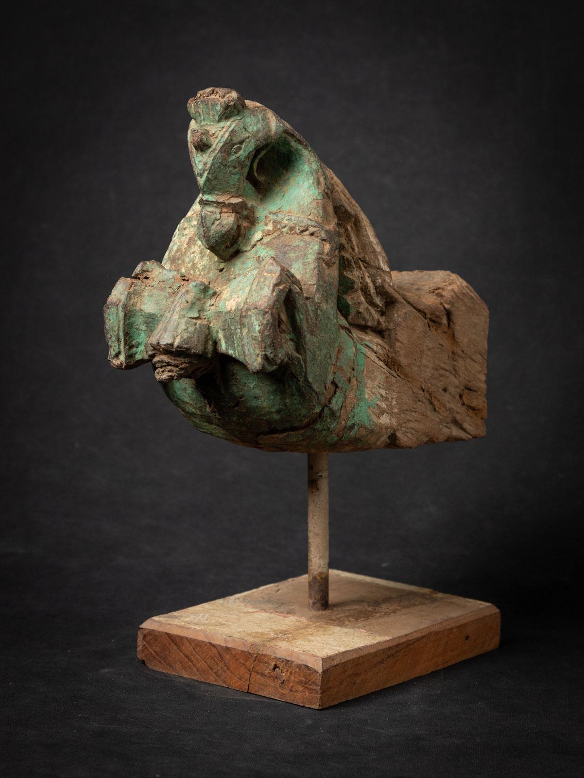 Antique wooden temple fragment of a Horse head
Material : wood
30,6 cm high
12,1 cm wide and 21,7 cm deep
18th century
Weight: 1,91 kgs
Originating from India
Nr: 3830-14