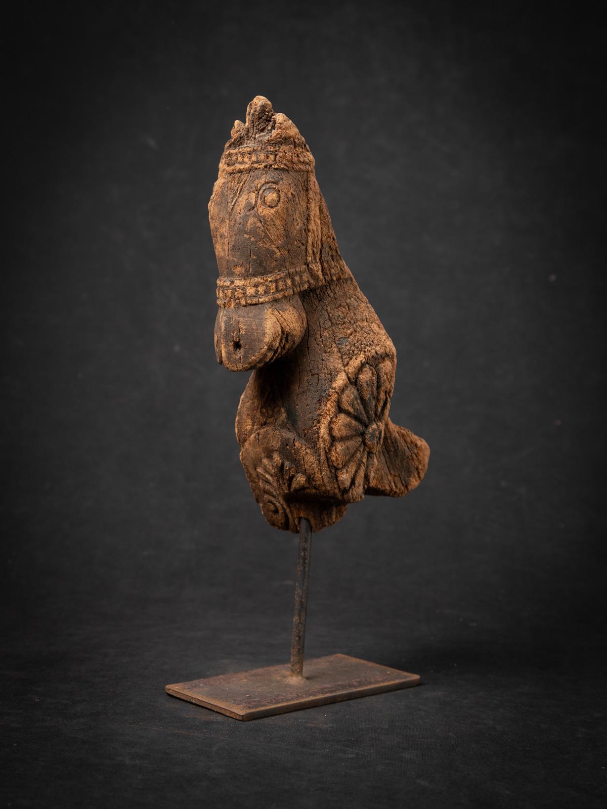 Dieses antike hölzerne Tempelfragment mit einem Pferdekopf ist ein seltenes Beispiel der indischen Tempelkunst des 18. Jahrhunderts. Das aus Holz gefertigte Stück ist 37,2 cm hoch, 8,9 cm breit und 16,7 cm tief und wiegt 1,4 kg. Es spiegelt die für