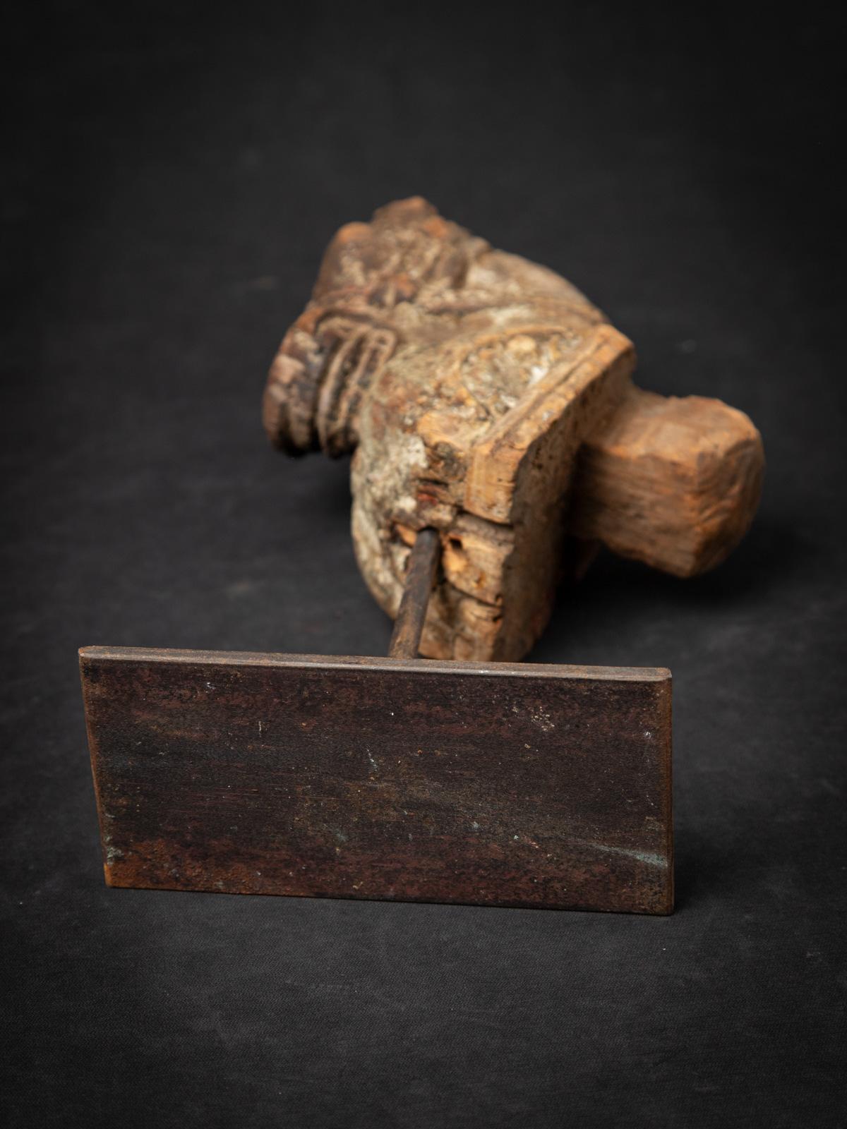 Ce fragment de temple antique en bois représentant une tête de cheval est une pièce remarquable de l'artisanat indien du XVIIIe siècle. Fabriqué en bois, il mesure 32 cm de haut, 8,3 cm de large et 17 cm de profondeur, pour un poids de 1,28 kg,