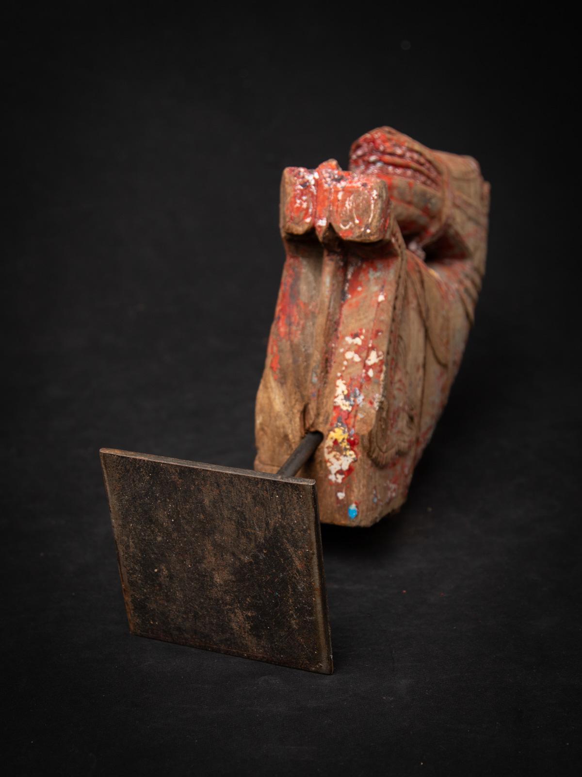 Dieses exquisite antike hölzerne Tempelfragment, das einen Pferdekopf darstellt, stammt aus Indien und wird auf das 18. Jahrhundert datiert. Mit einer Höhe von 46,5 cm, einer Breite von 12,8 cm und einer Tiefe von 25,5 cm wiegt dieses Stück 4,04 kg