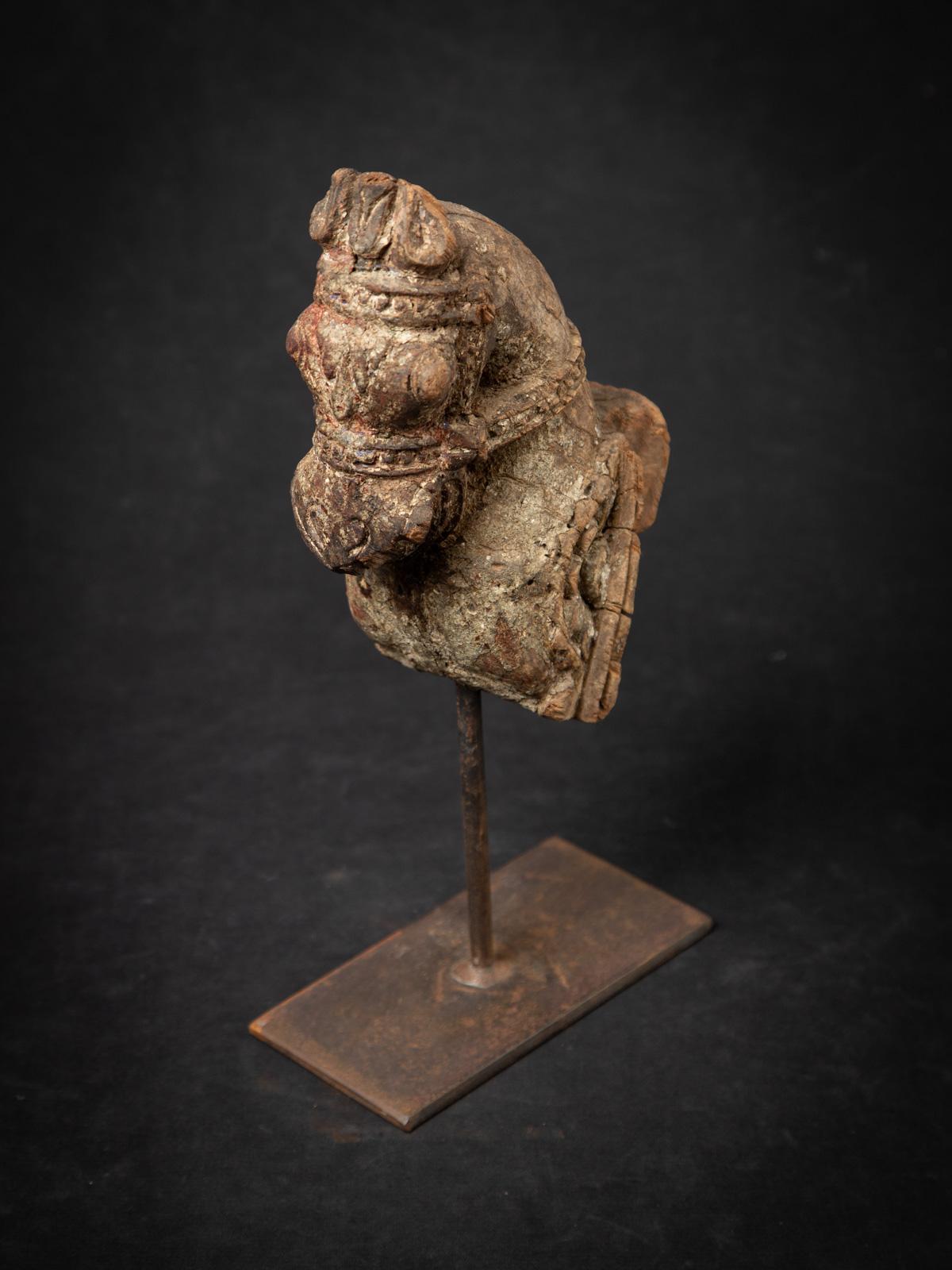 Indien fragment de temple ancien en bois du 18e siècle représentant une tête de cheval d'Inde en vente