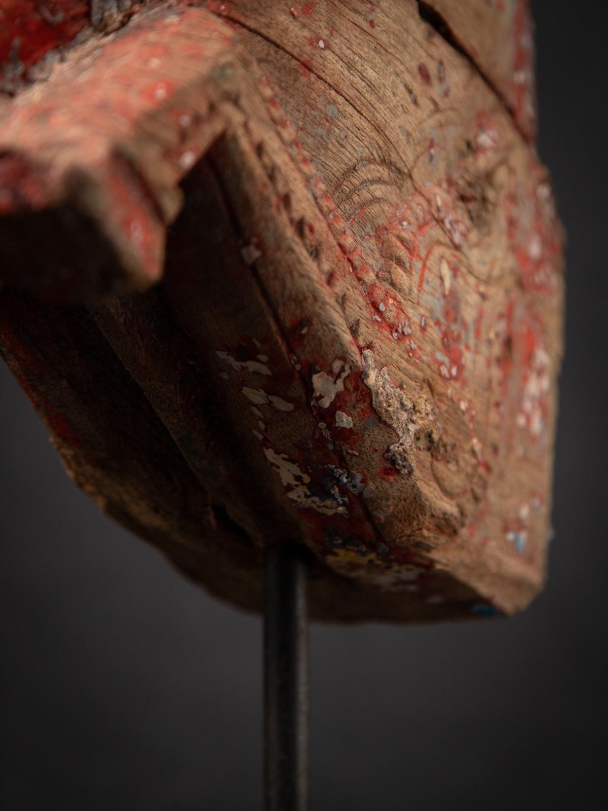 Antikes hölzernes Tempelfragment eines Pferdekopfes aus Indien aus dem 18. Jahrhundert (Indisch) im Angebot