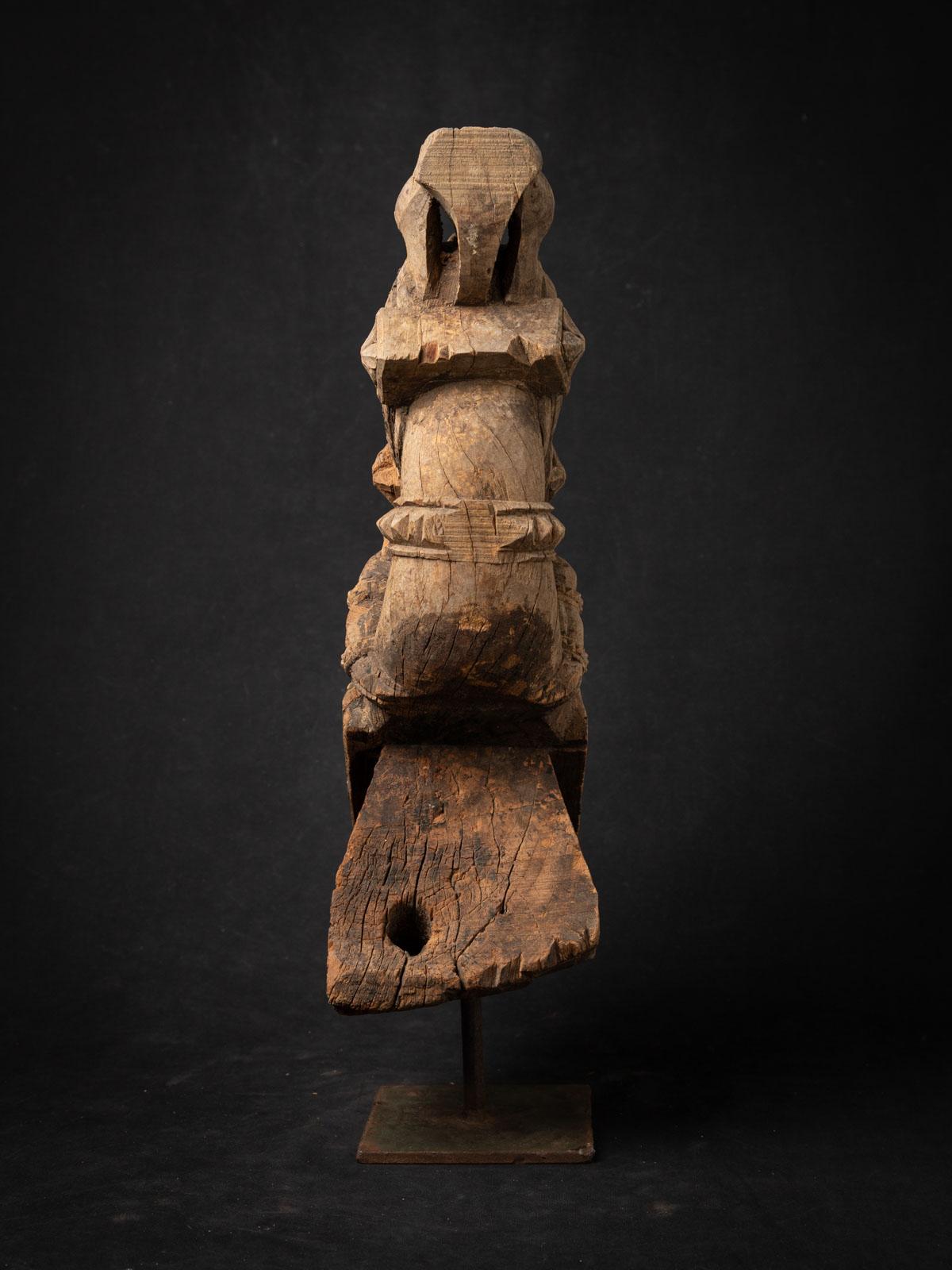 18th century Antique wooden temple fragment of a Horse head from India In Good Condition In DEVENTER, NL