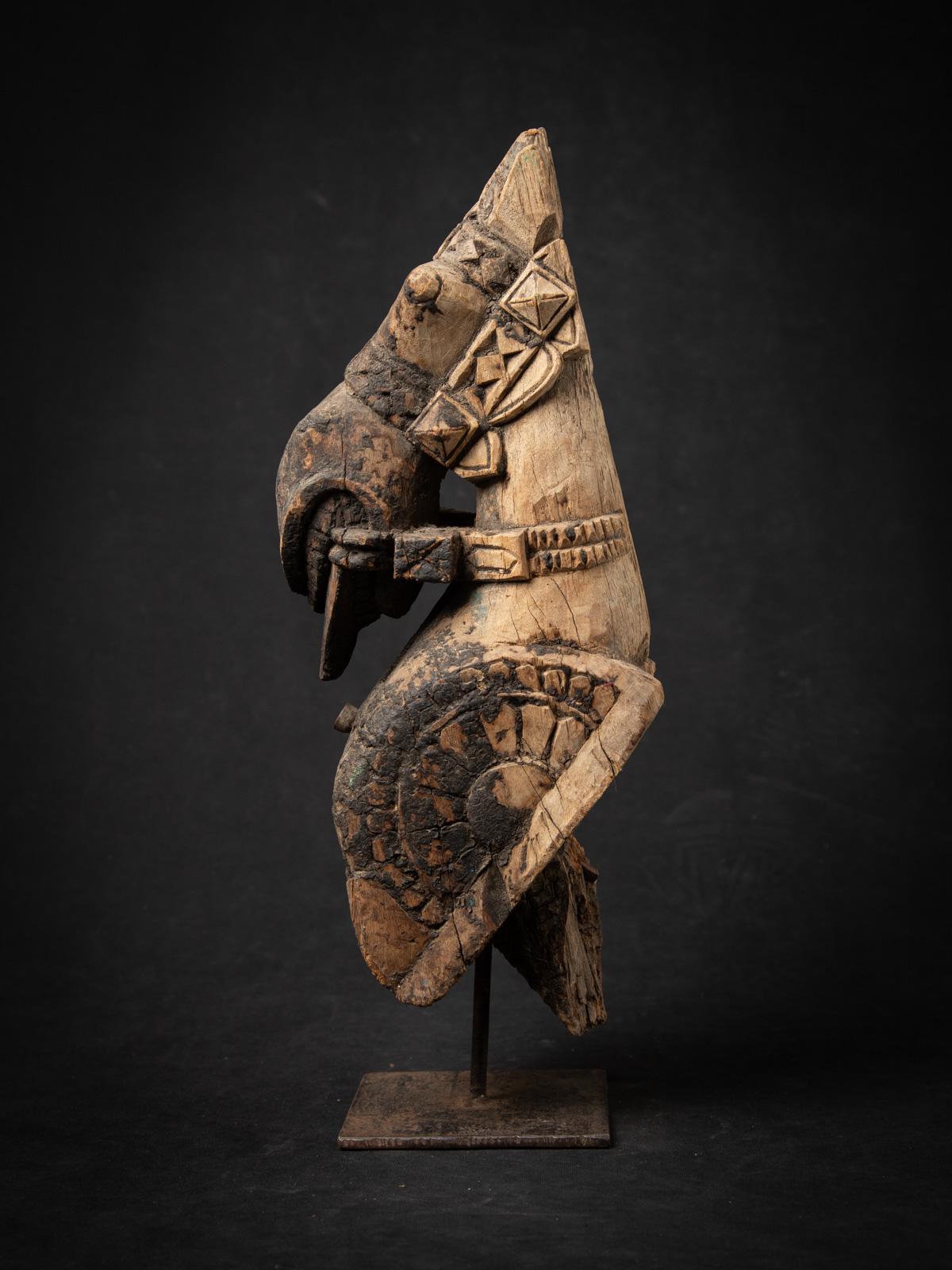 18th century Antique wooden temple fragment of a Horse head from India In Good Condition For Sale In DEVENTER, NL