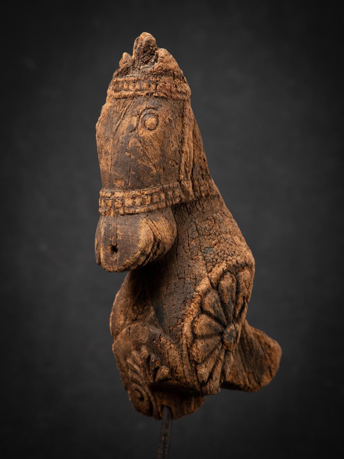 Antikes hölzernes Tempelfragment eines Pferdekopfes aus Indien aus dem 18. Jahrhundert (18. Jahrhundert und früher) im Angebot