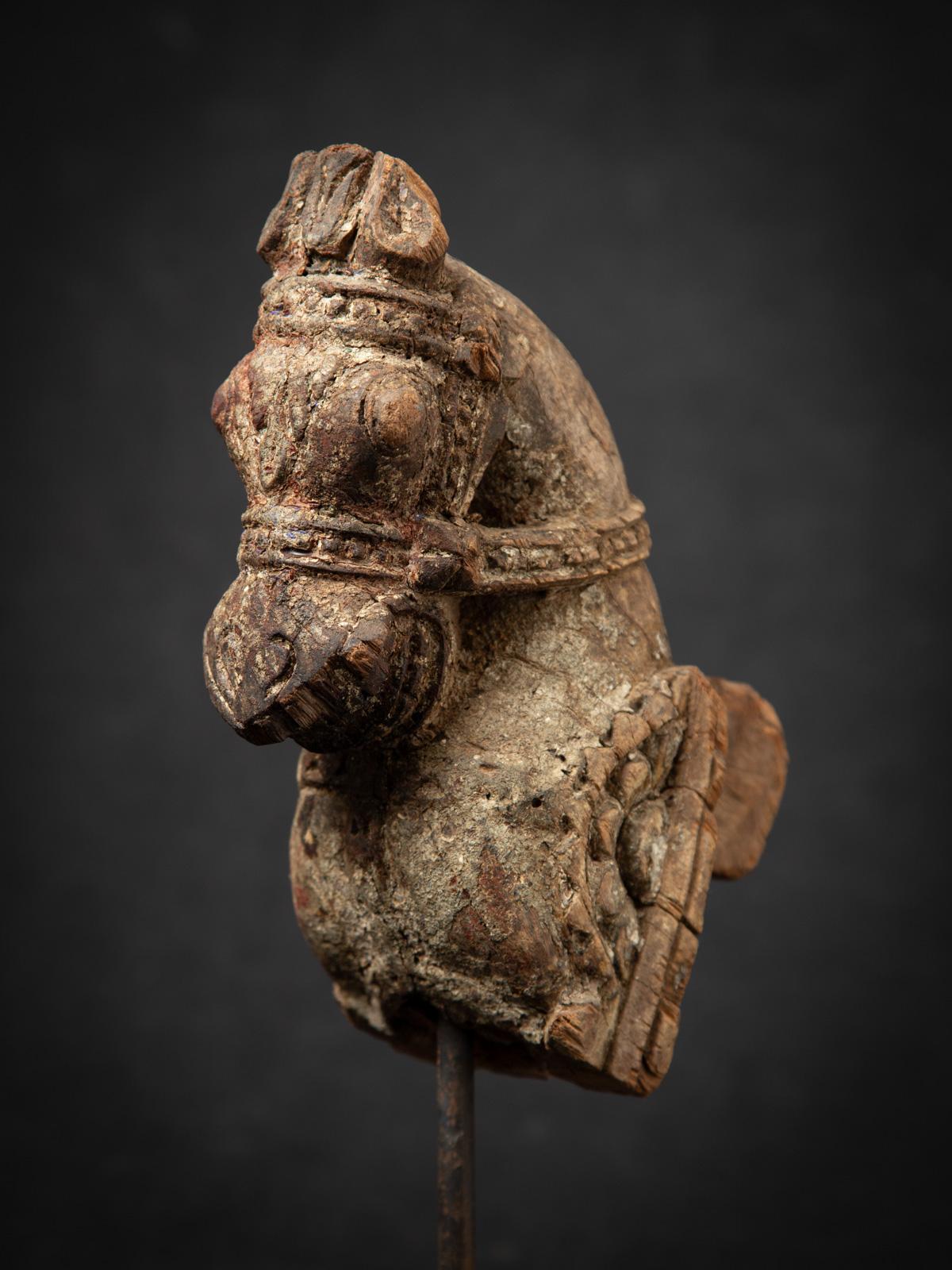 fragment de temple ancien en bois du 18e siècle représentant une tête de cheval d'Inde Bon état - En vente à DEVENTER, NL