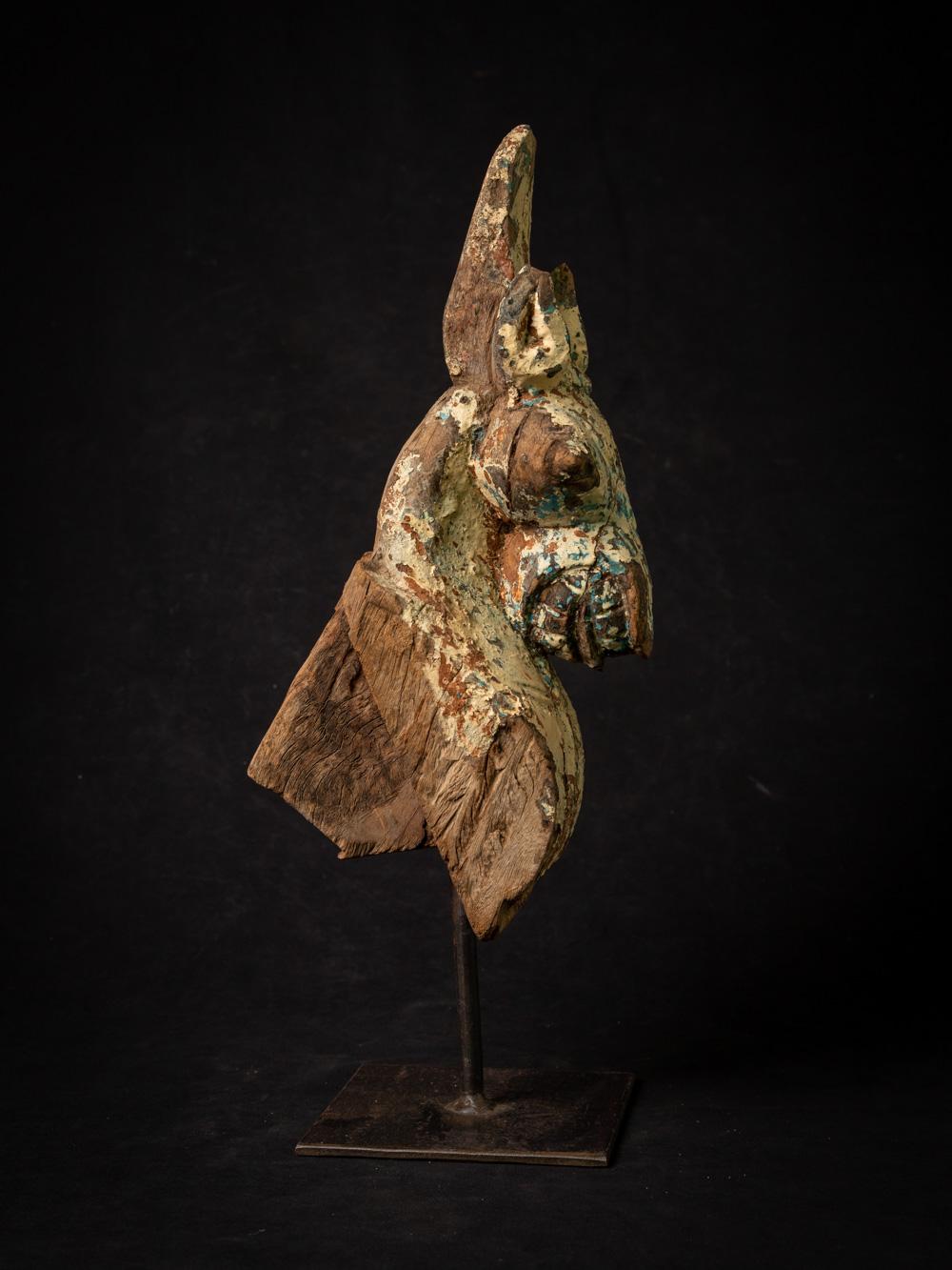 Antikes Tempelfragment eines Pferdekopfes aus Indien aus Holz aus dem 18. Jahrhundert (18. Jahrhundert und früher) im Angebot