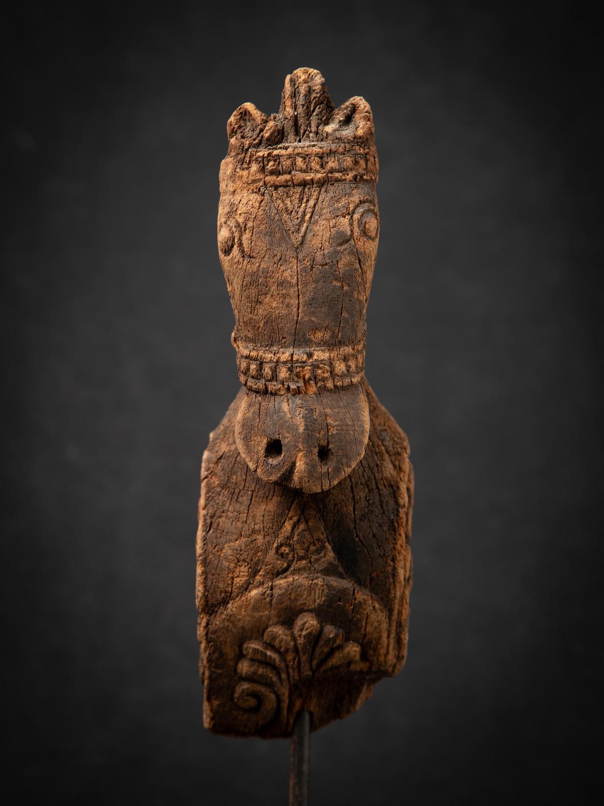 Antikes hölzernes Tempelfragment eines Pferdekopfes aus Indien aus dem 18. Jahrhundert (Holz) im Angebot