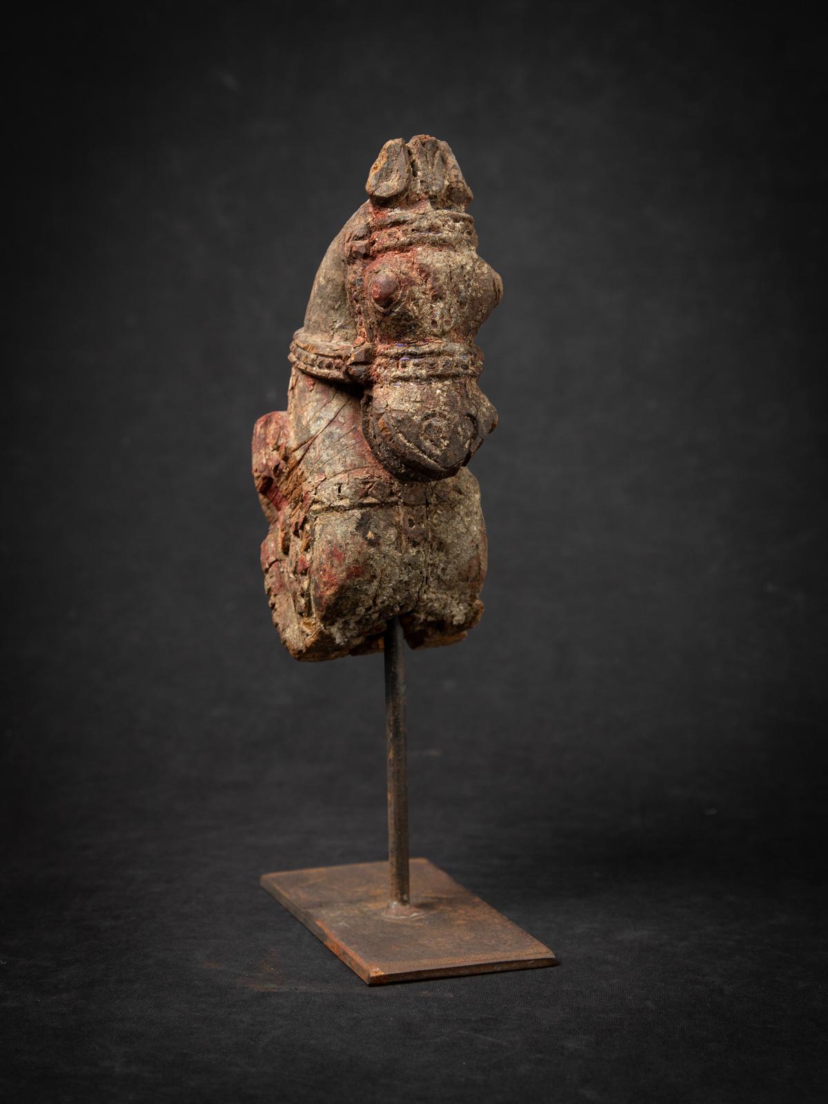 XVIIIe siècle et antérieur fragment de temple ancien en bois du 18e siècle représentant une tête de cheval d'Inde en vente