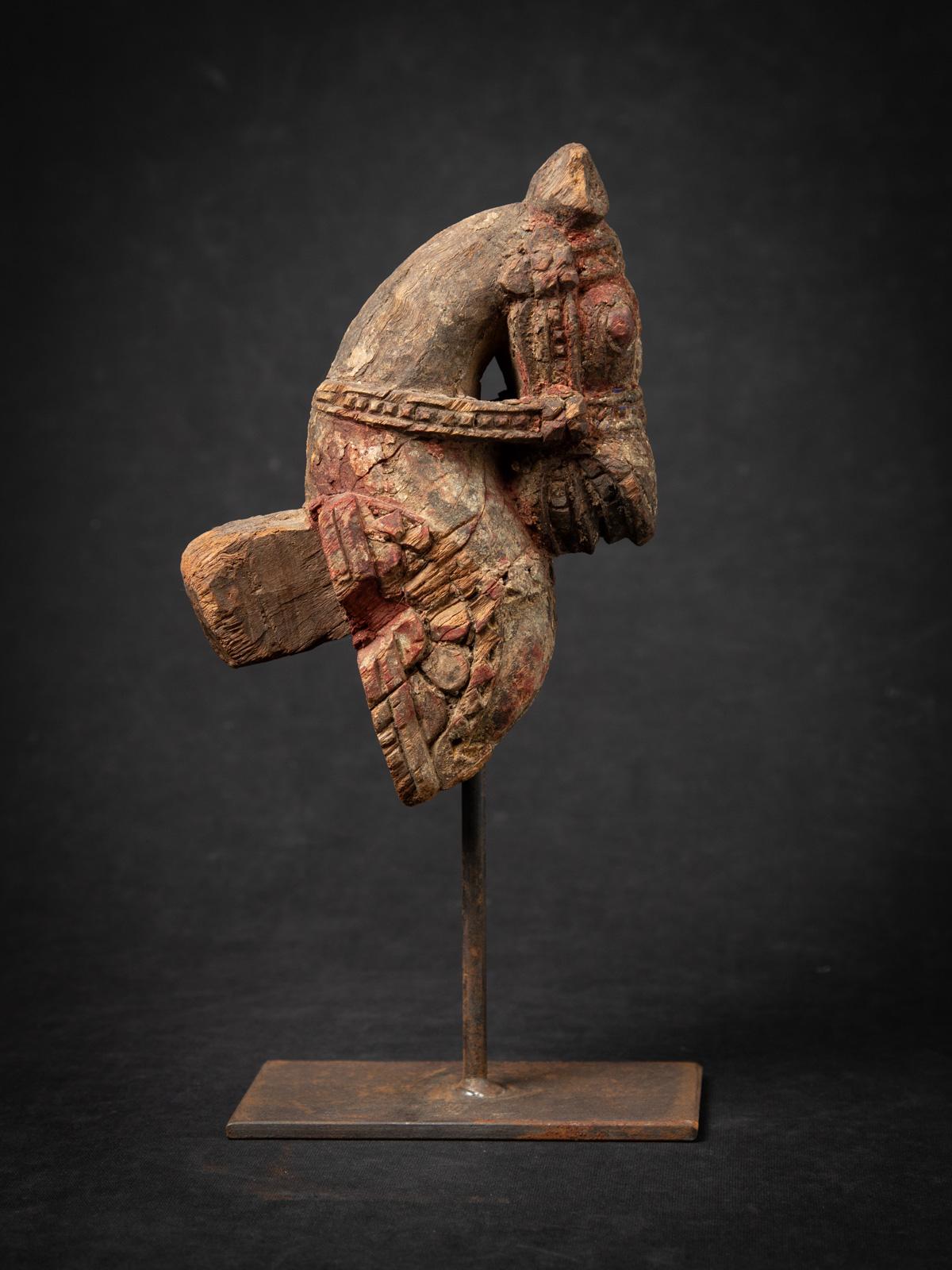 Bois fragment de temple ancien en bois du 18e siècle représentant une tête de cheval d'Inde en vente