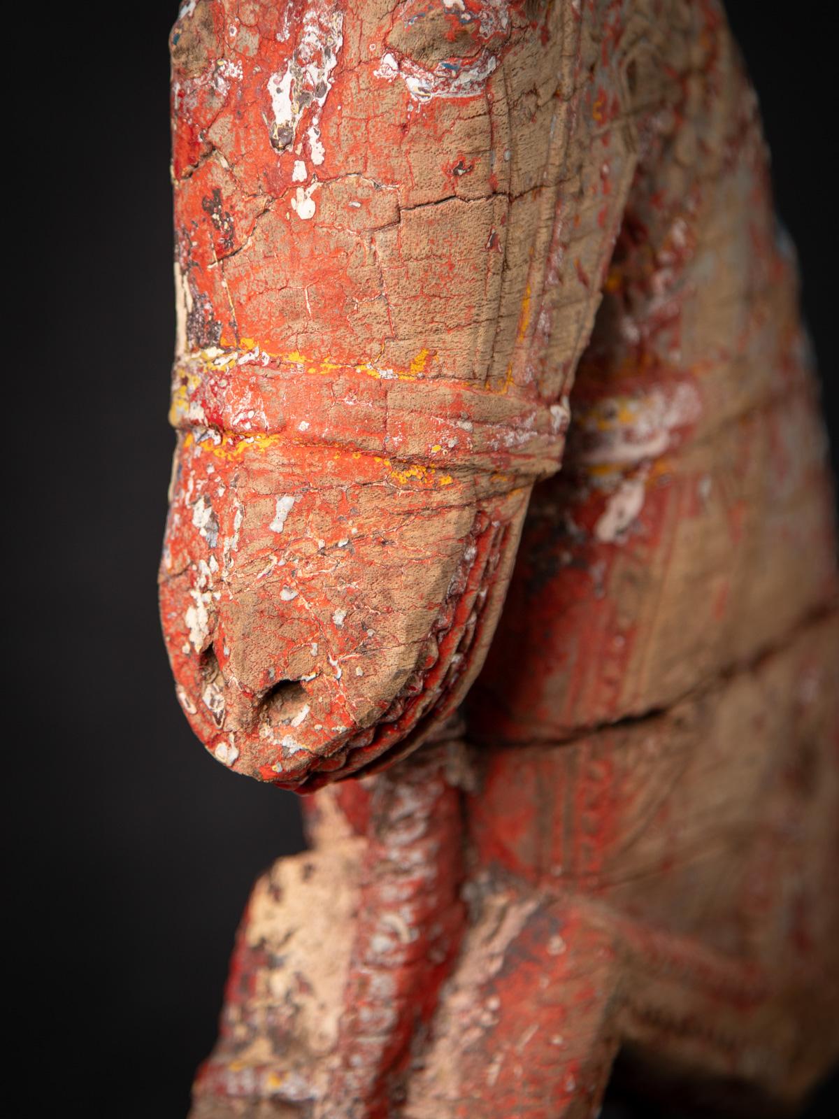 Antikes hölzernes Tempelfragment eines Pferdekopfes aus Indien aus dem 18. Jahrhundert (Holz) im Angebot