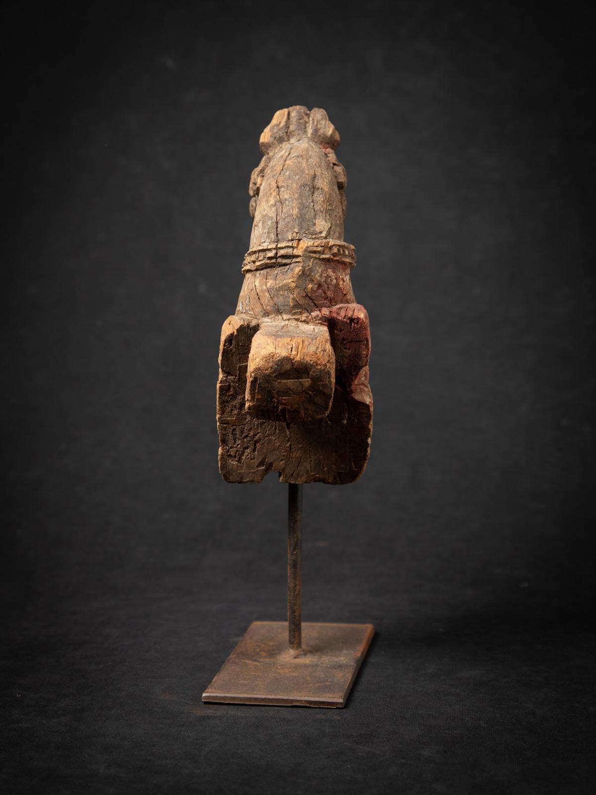 fragment de temple ancien en bois du 18e siècle représentant une tête de cheval d'Inde en vente 1