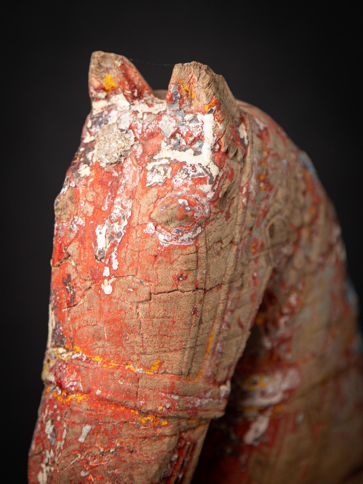 Antikes hölzernes Tempelfragment eines Pferdekopfes aus Indien aus dem 18. Jahrhundert im Angebot 1