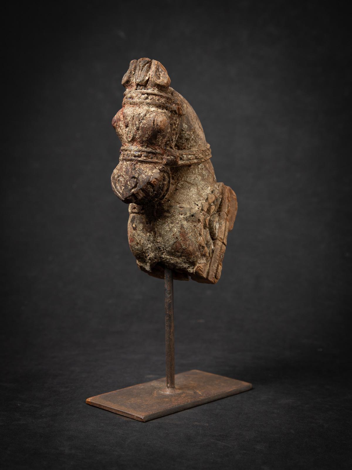 fragment de temple ancien en bois du 18e siècle représentant une tête de cheval d'Inde en vente 2