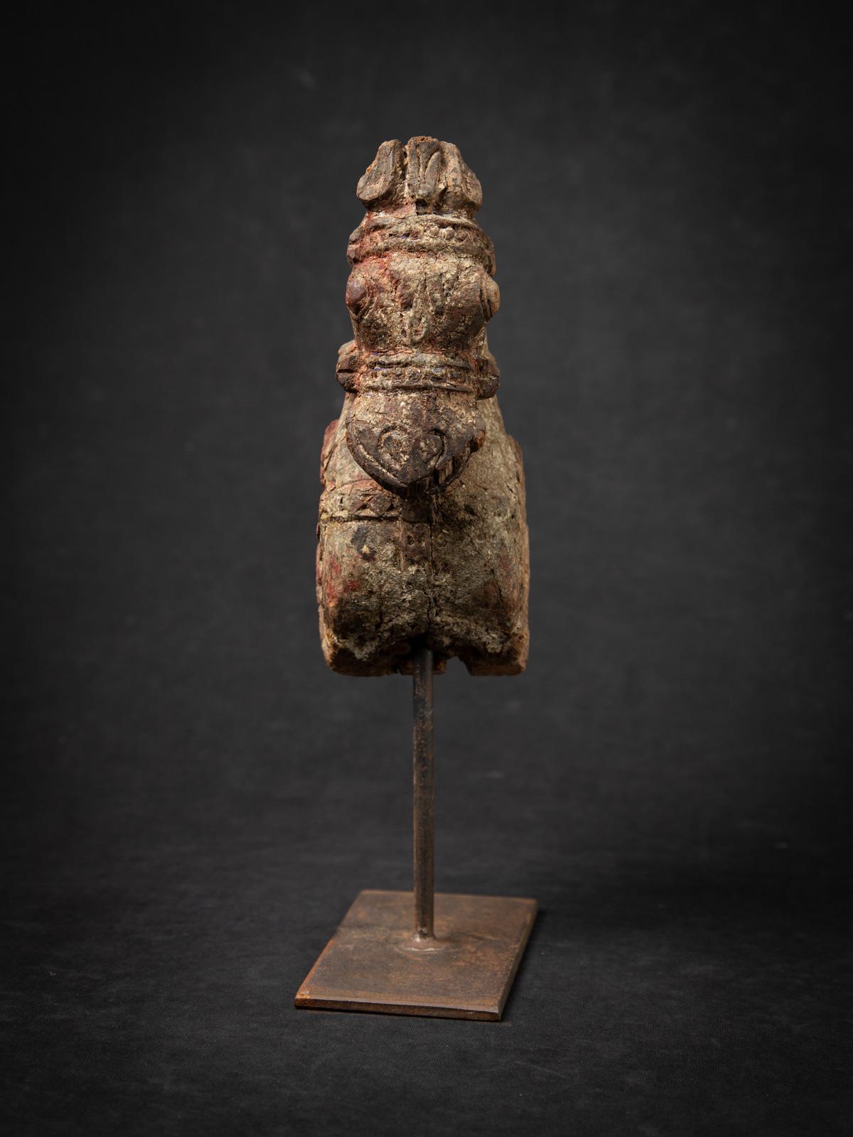 fragment de temple ancien en bois du 18e siècle représentant une tête de cheval d'Inde en vente 3