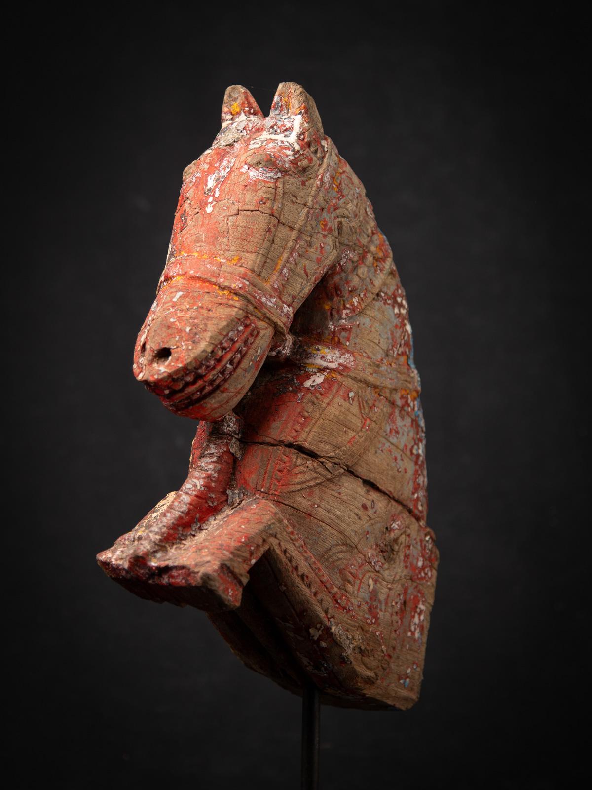 Antikes hölzernes Tempelfragment eines Pferdekopfes aus Indien aus dem 18. Jahrhundert im Angebot 3