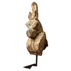 fragment de temple en bois ancien du 18ème siècle représentant une tête de cheval d'Inde