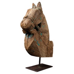 fragment de temple ancien en bois du 18e siècle représentant une tête de cheval d'Inde