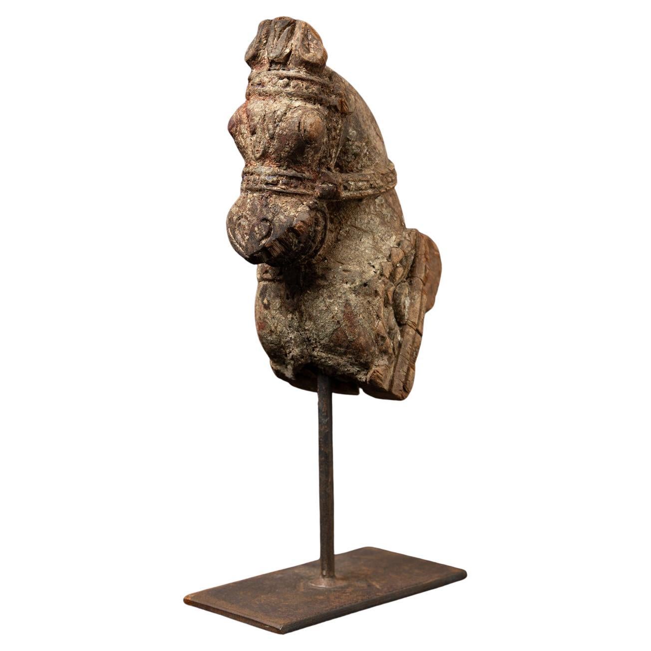 fragment de temple ancien en bois du 18e siècle représentant une tête de cheval d'Inde en vente