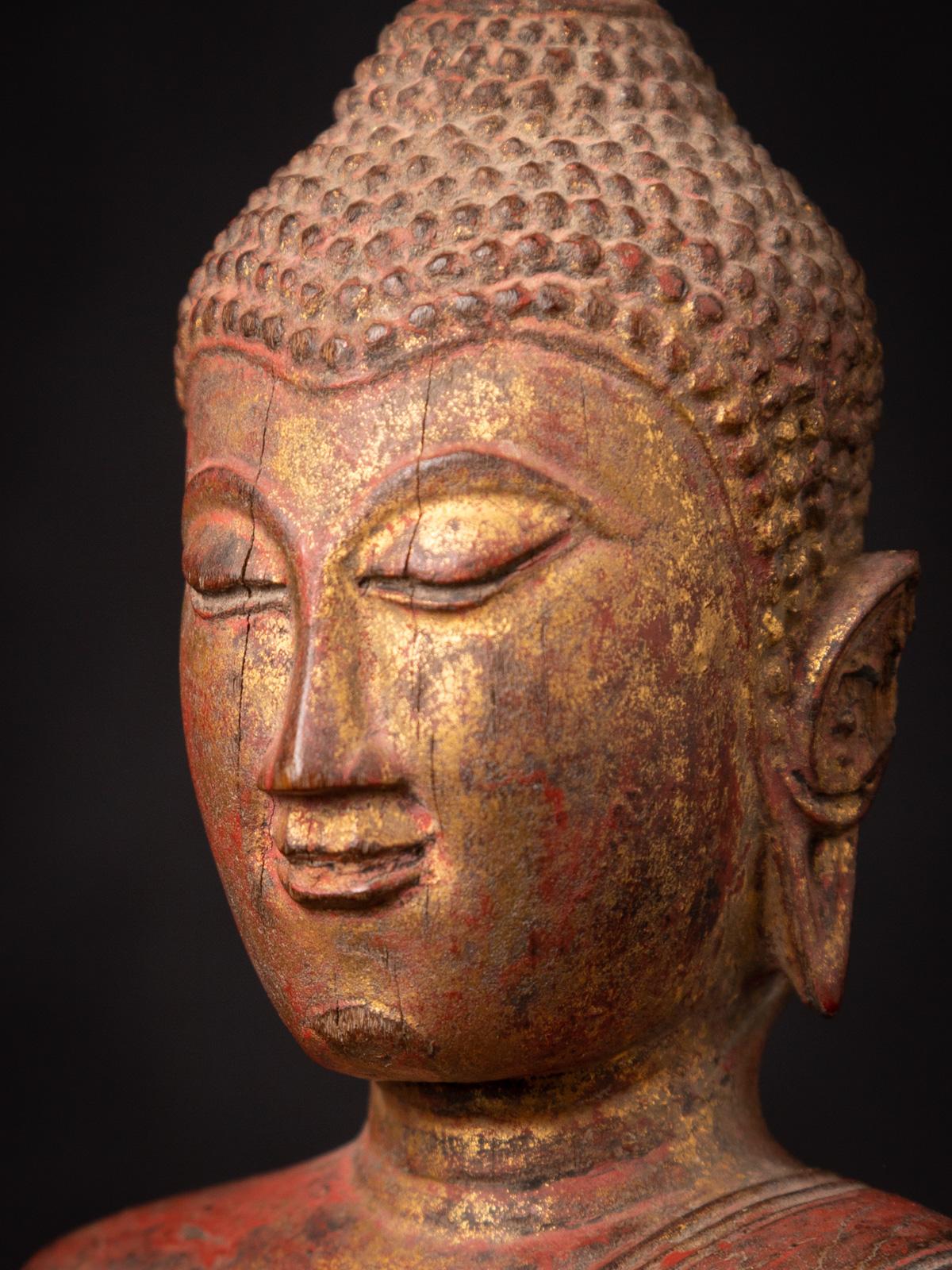 Antike thailändische Buddha-Statue aus Holz aus dem 18. Jahrhundert in Bhumisparsha Mudra im Angebot 2
