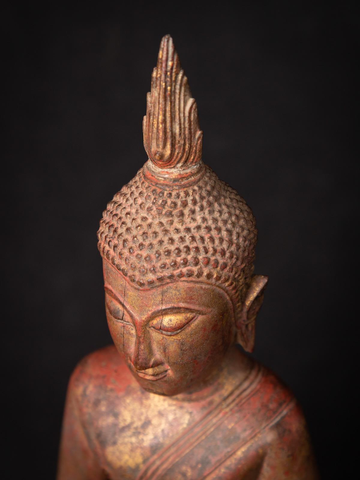 Antike thailändische Buddha-Statue aus Holz aus dem 18. Jahrhundert in Bhumisparsha Mudra im Angebot 3