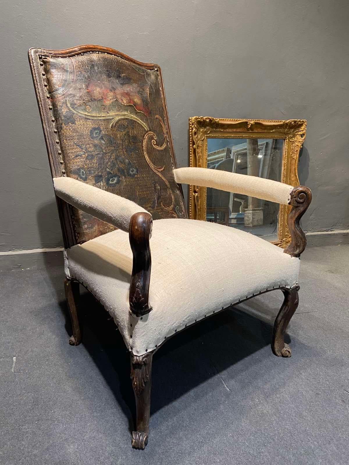 Fauteuil à haut dossier en bois moulé et sculpté, pieds courbés à rouleaux, assise et support d'accoudoir tapissés de lin beige et dossier en cuir Cordoba authentique, faisant partie de la période Louis XV.
France, vers 1790.