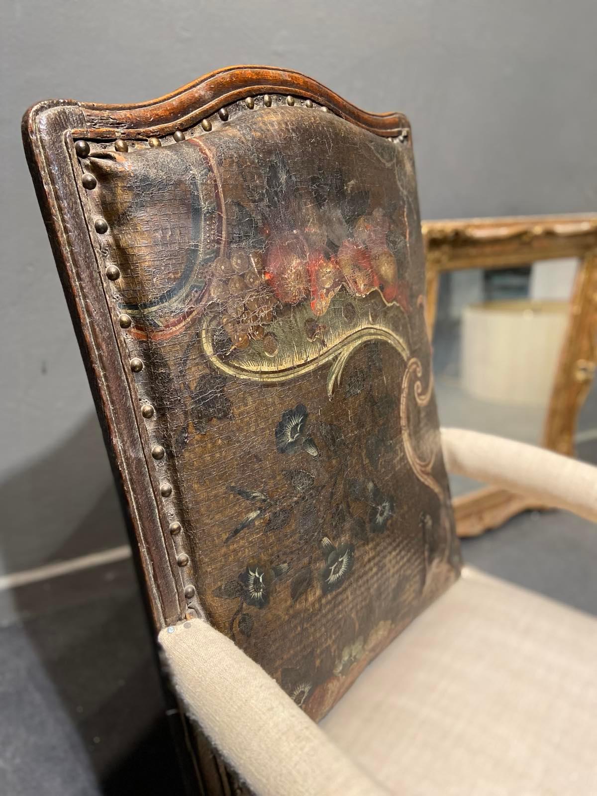 Sessel mit hoher Rückenlehne aus geschnitztem Holz und Cordoba-Leder aus dem 18. Jahrhundert (Louis XV.) im Angebot