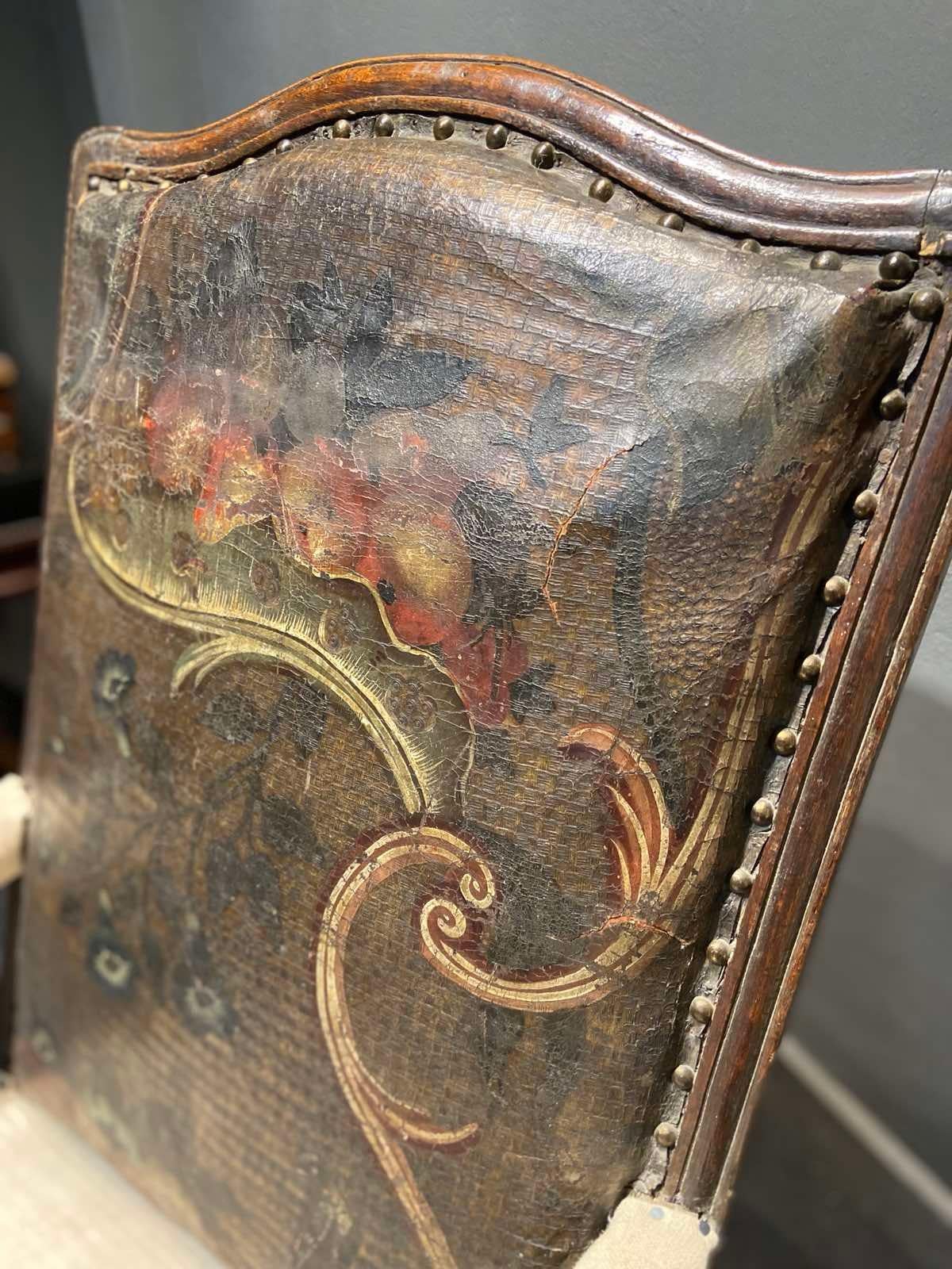 Français Fauteuil du XVIIIe siècle avec dossier haut en bois sculpté et cuir Cordoba en vente