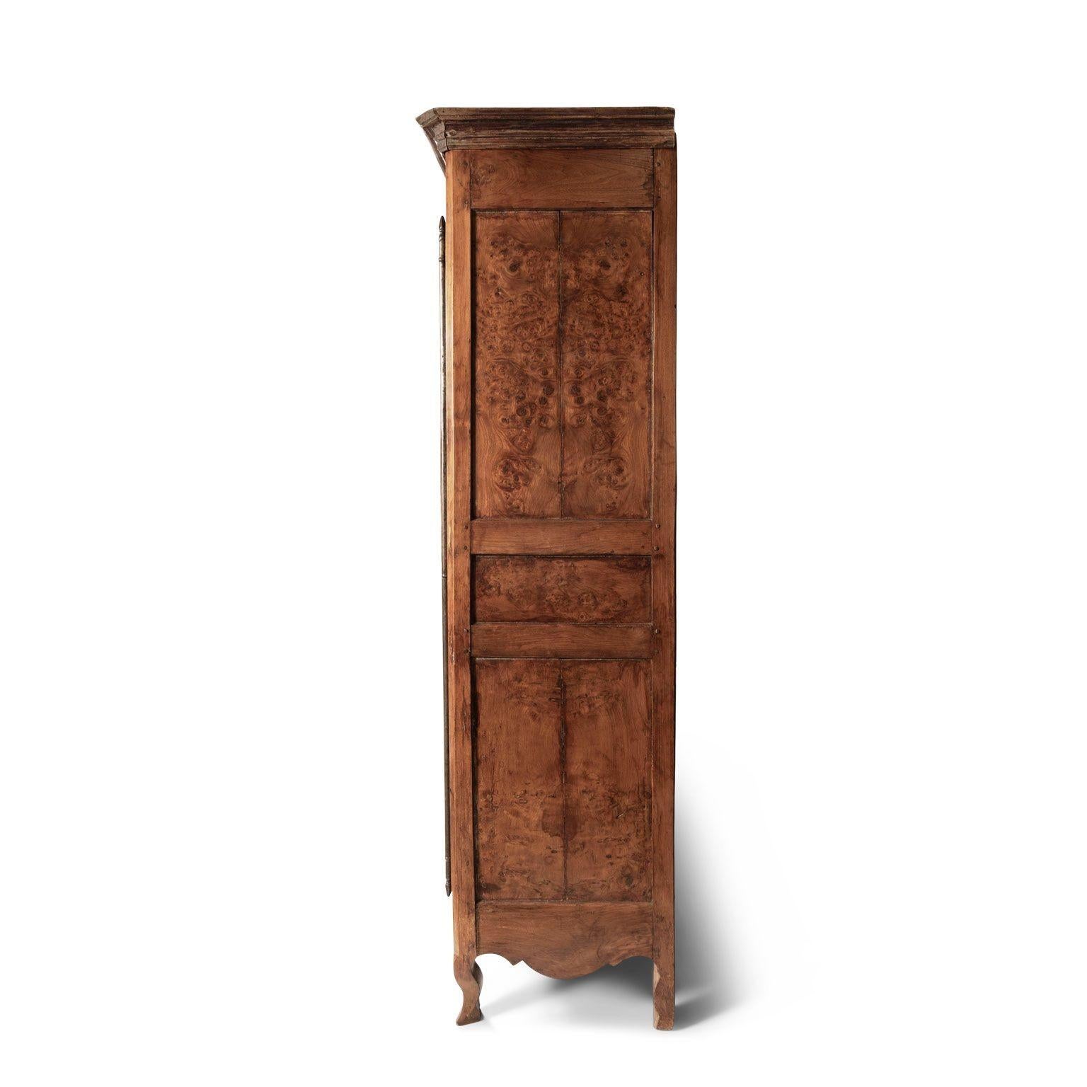 Armoire du XVIIIe siècle en bois d'olivier et en frêne en vente 11