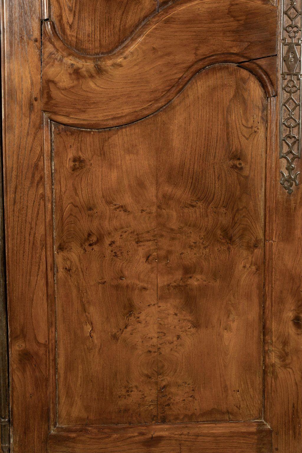 Français Armoire du XVIIIe siècle en bois d'olivier et en frêne en vente