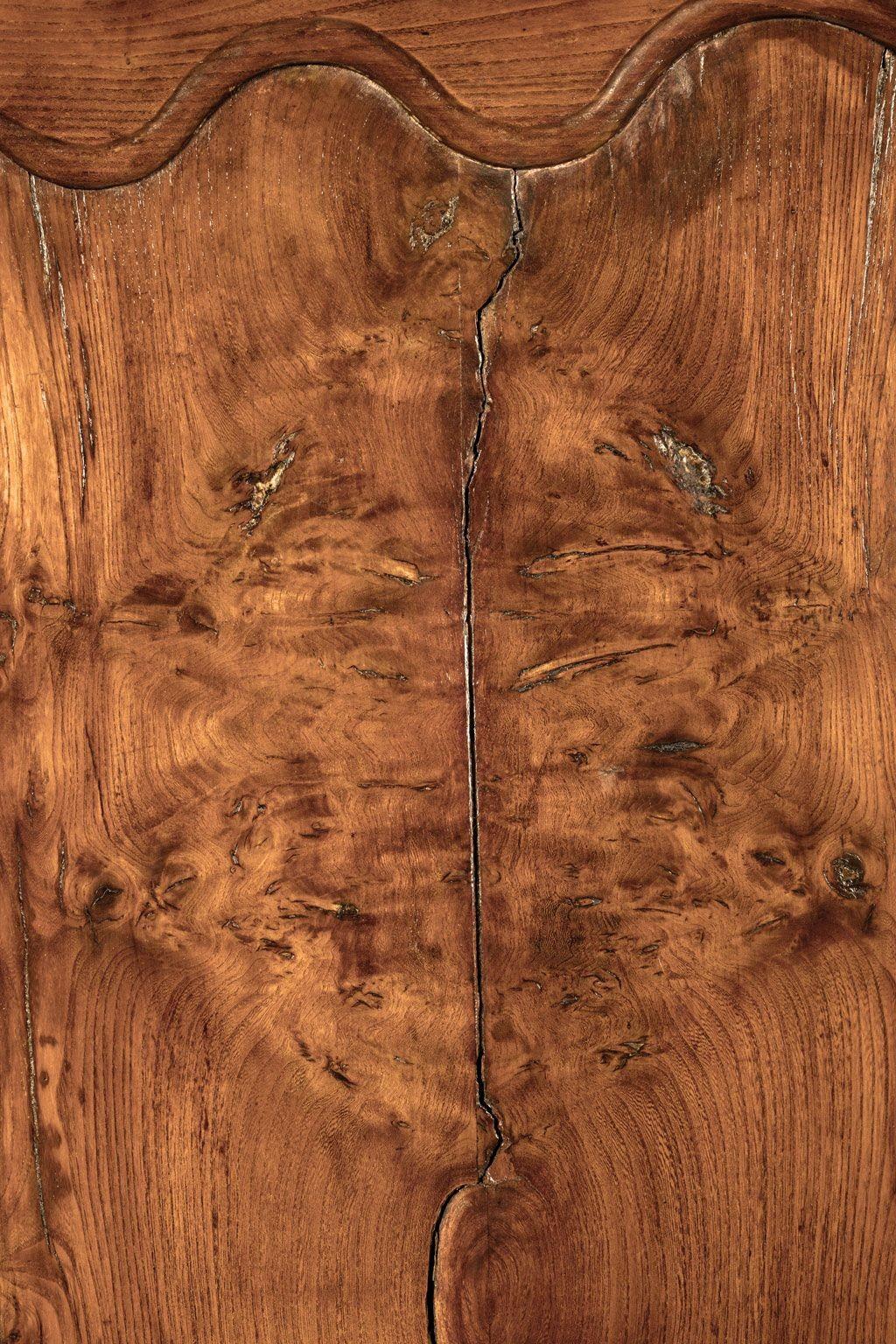 Sculpté à la main Armoire du XVIIIe siècle en bois d'olivier et en frêne en vente
