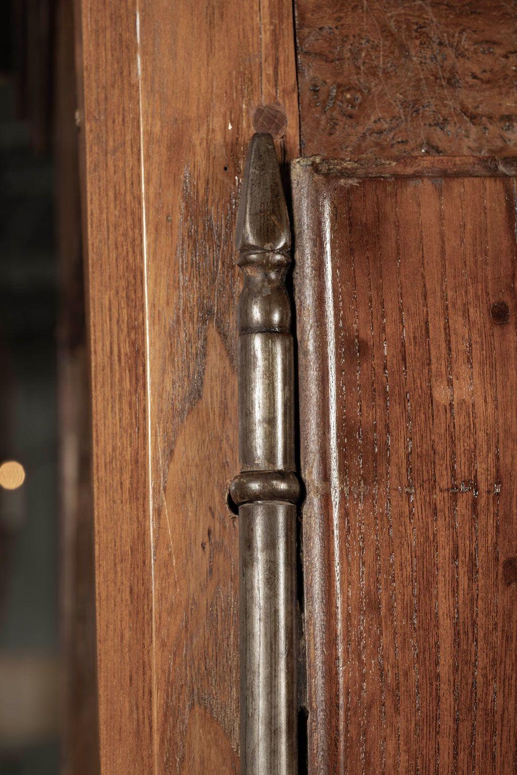 Armoire du XVIIIe siècle en bois d'olivier et en frêne Bon état - En vente à Houston, TX