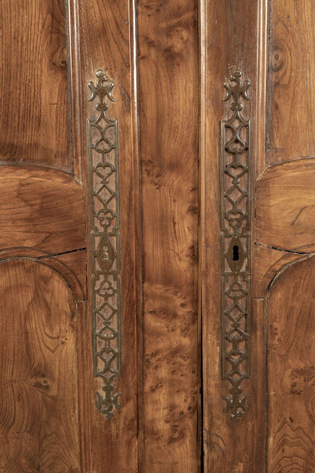 Fer Armoire du XVIIIe siècle en bois d'olivier et en frêne en vente