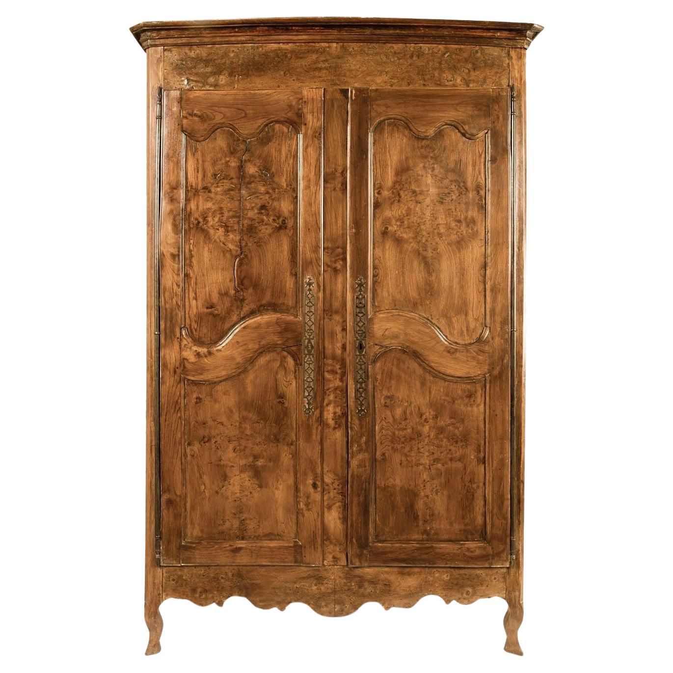 Armoire du XVIIIe siècle en bois d'olivier et en frêne en vente