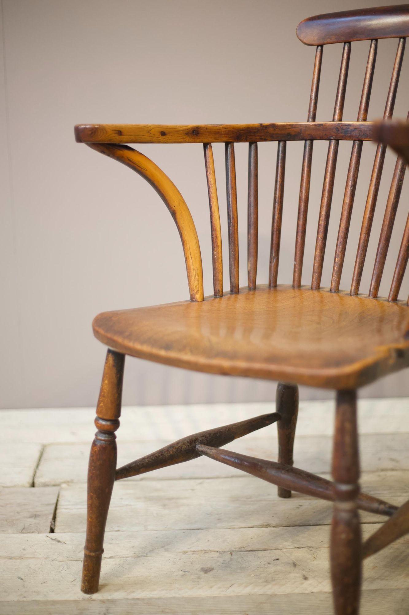 Il s'agit d'une chaise Windsor du XVIIIe siècle en frêne et en orme à dossier en peigne, très bien faite et tout à fait originale. C'est l'un de mes designs préférés, car il s'intègre parfaitement dans de nombreux intérieurs. Idéal pour compléter un