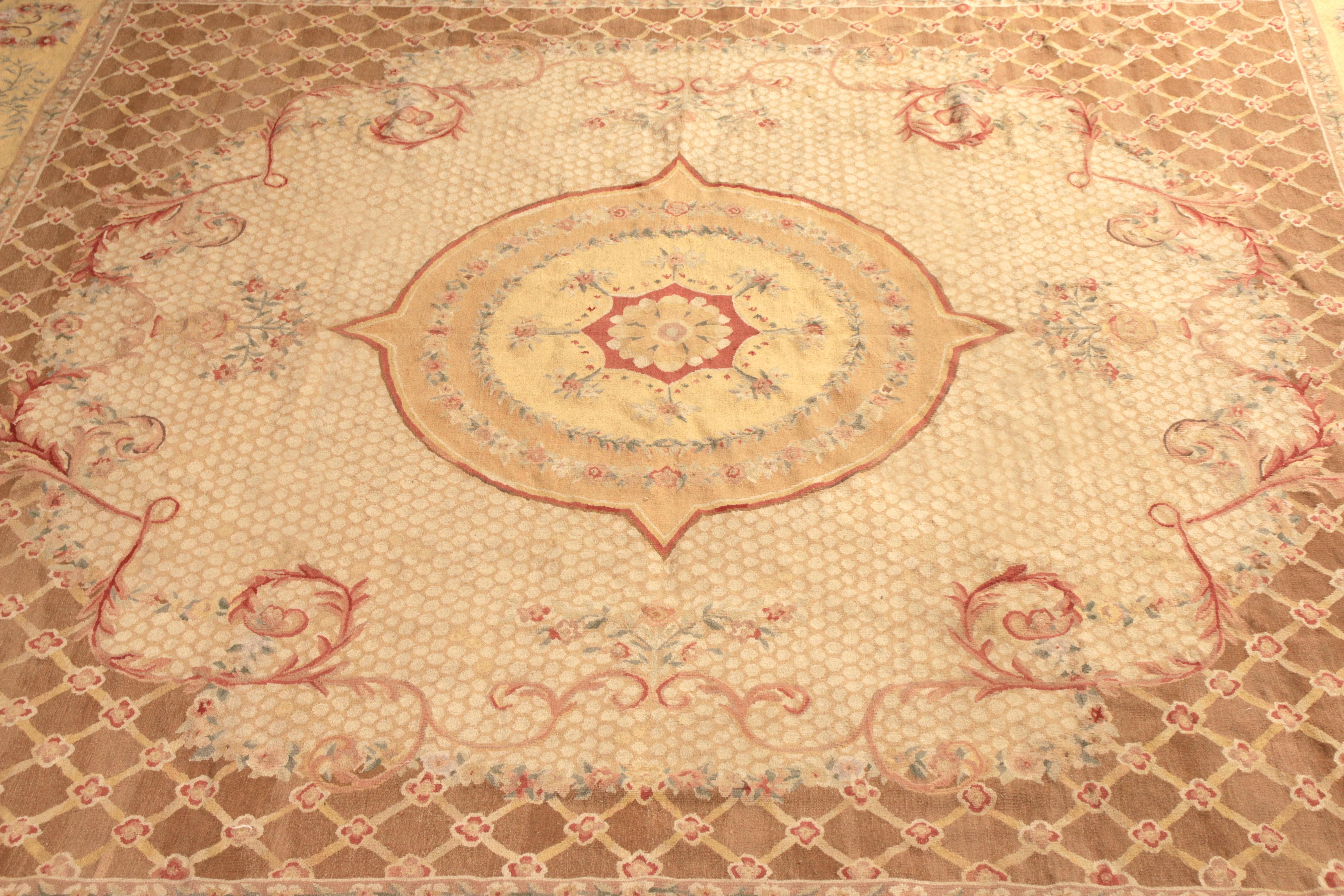 18. Jahrhundert Aubusson-Stil Kelim Beige Braun Medaillon Stil Teppich (Chinesisch) im Angebot