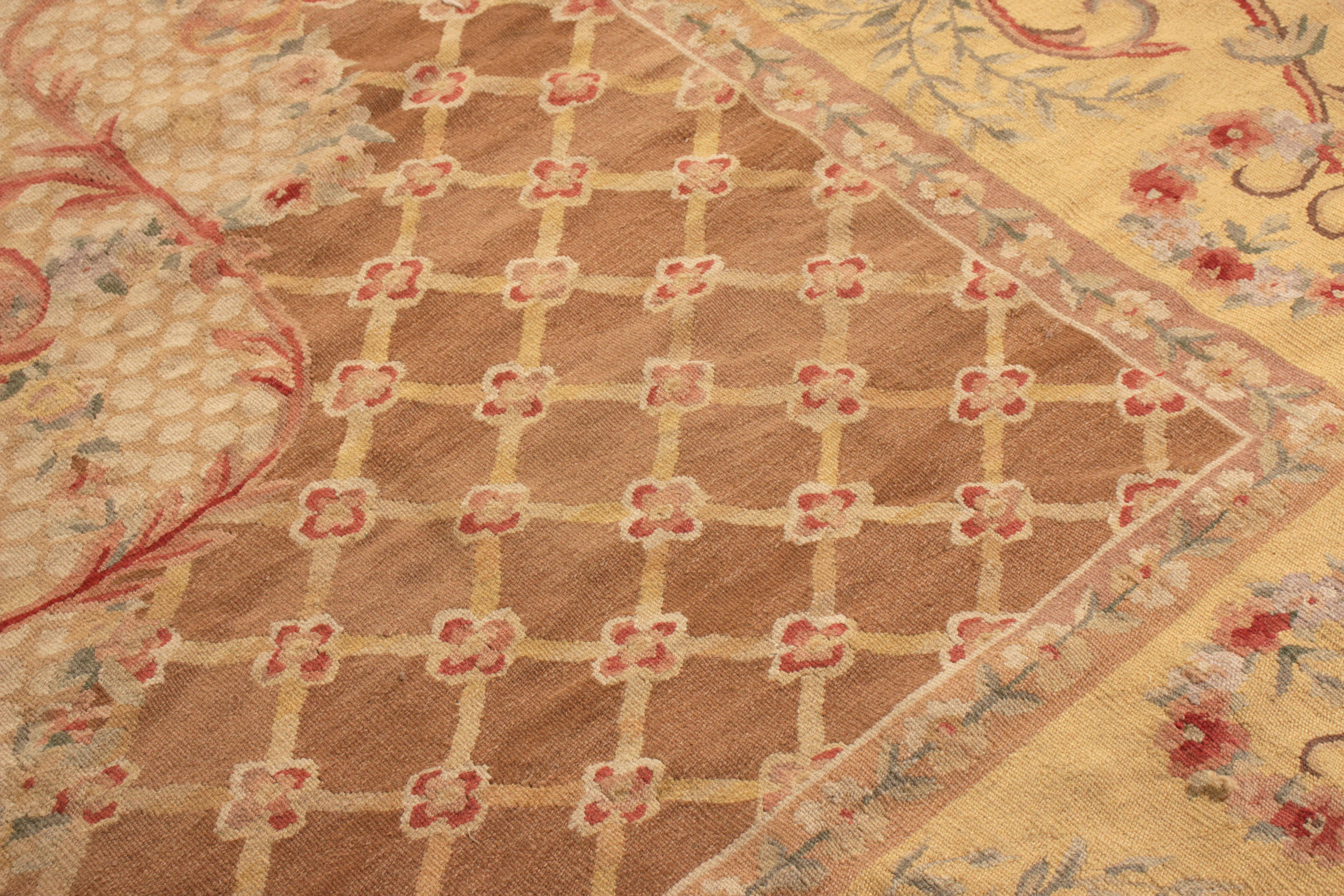 Tapis Kilim de style Aubusson du 18ème siècle en forme de médaillon beige et brun Bon état - En vente à Long Island City, NY