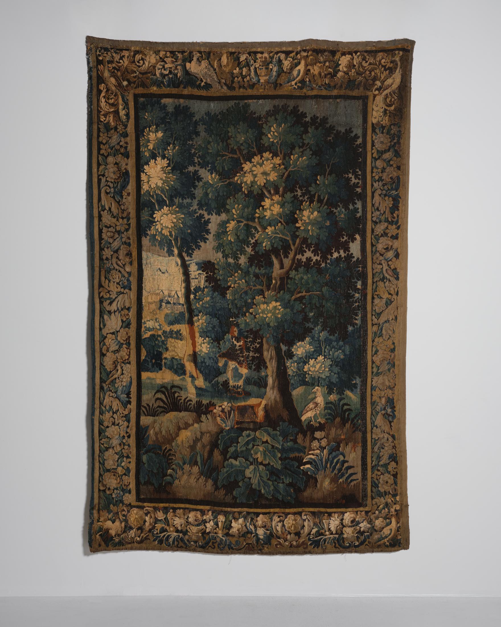 Arazzo Aubusson Verdure europeo del XVIII secolo, tessuto a mano, raffigurante una scena di natura boschiva. Realizzato in Francia nel 18° secolo circa. Tessuto finemente con supporto in tessuto.