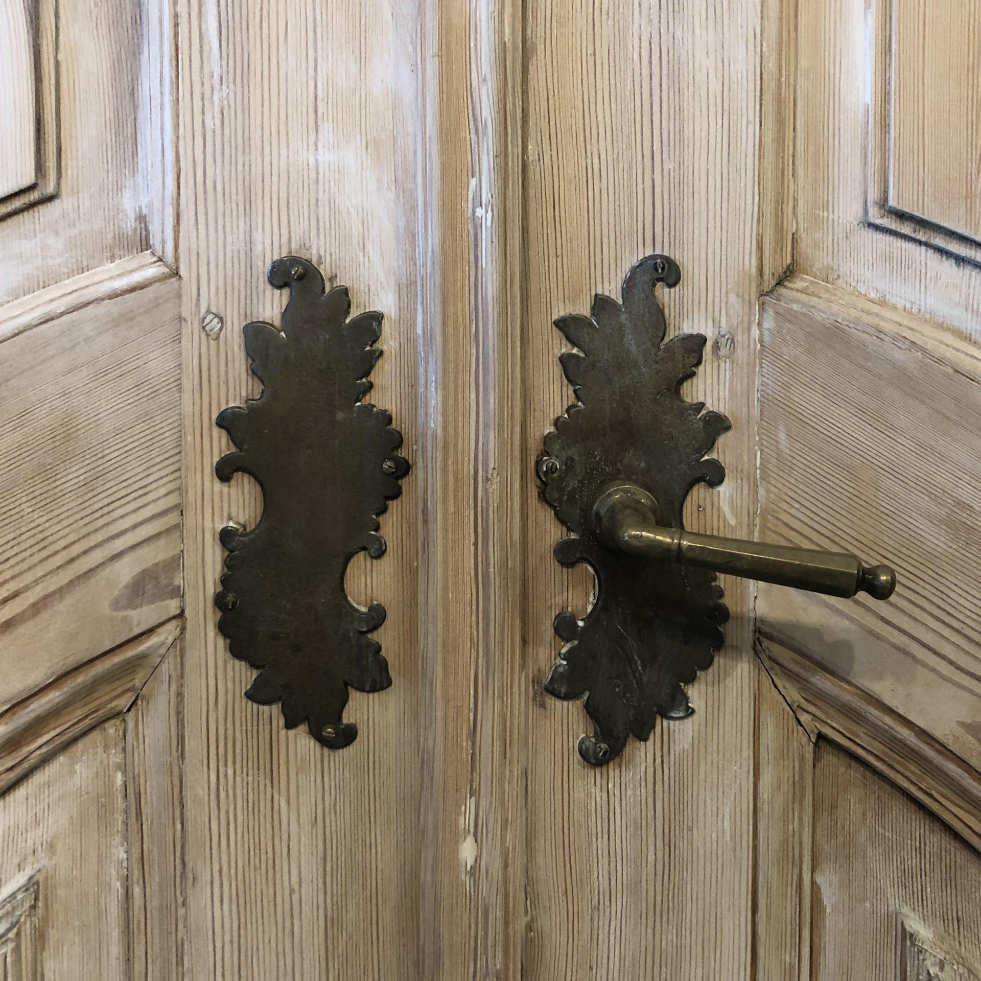18th Century Austrian Baroque Antique Pinewood Entrance Door In Good Condition For Sale In West Palm Beach, FL