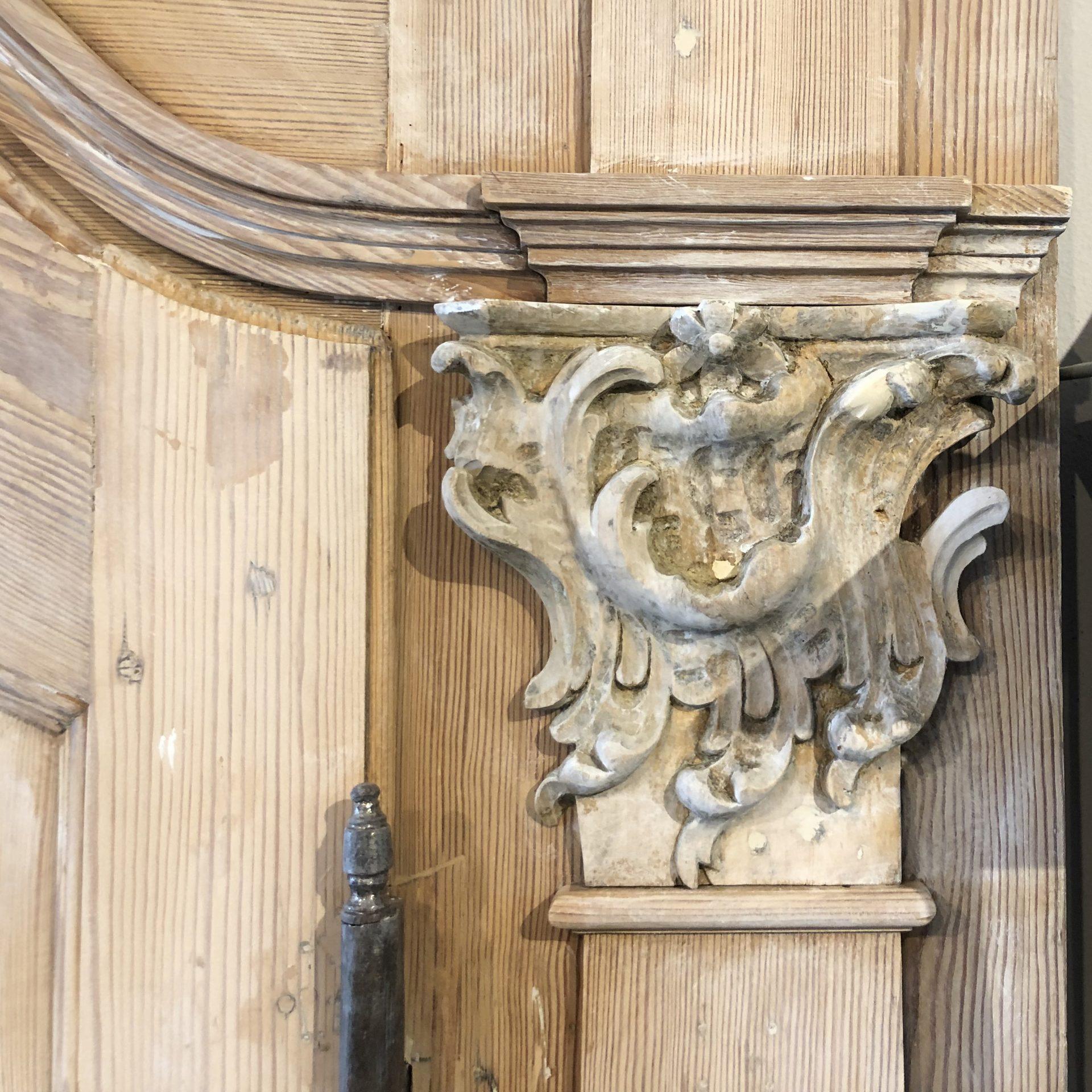 18th Century Austrian Baroque Antique Pinewood Entrance Door For Sale 2