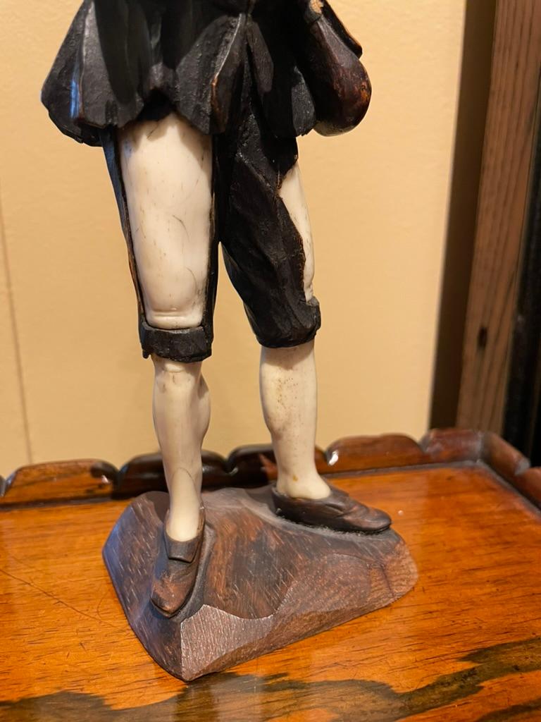 Figure baroque autrichienne sculptée d'un musicien de Beggar du 18e siècle  en vente 7
