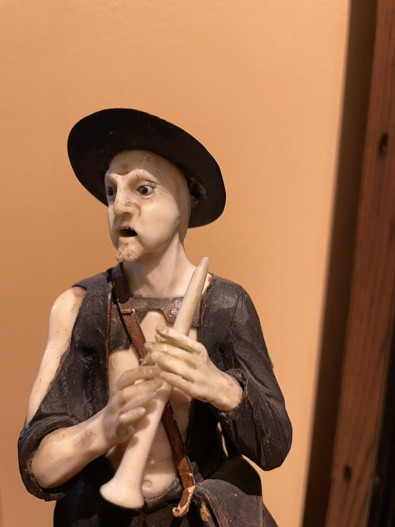 Sculpté Figure baroque autrichienne sculptée d'un musicien de Beggar du 18e siècle  en vente