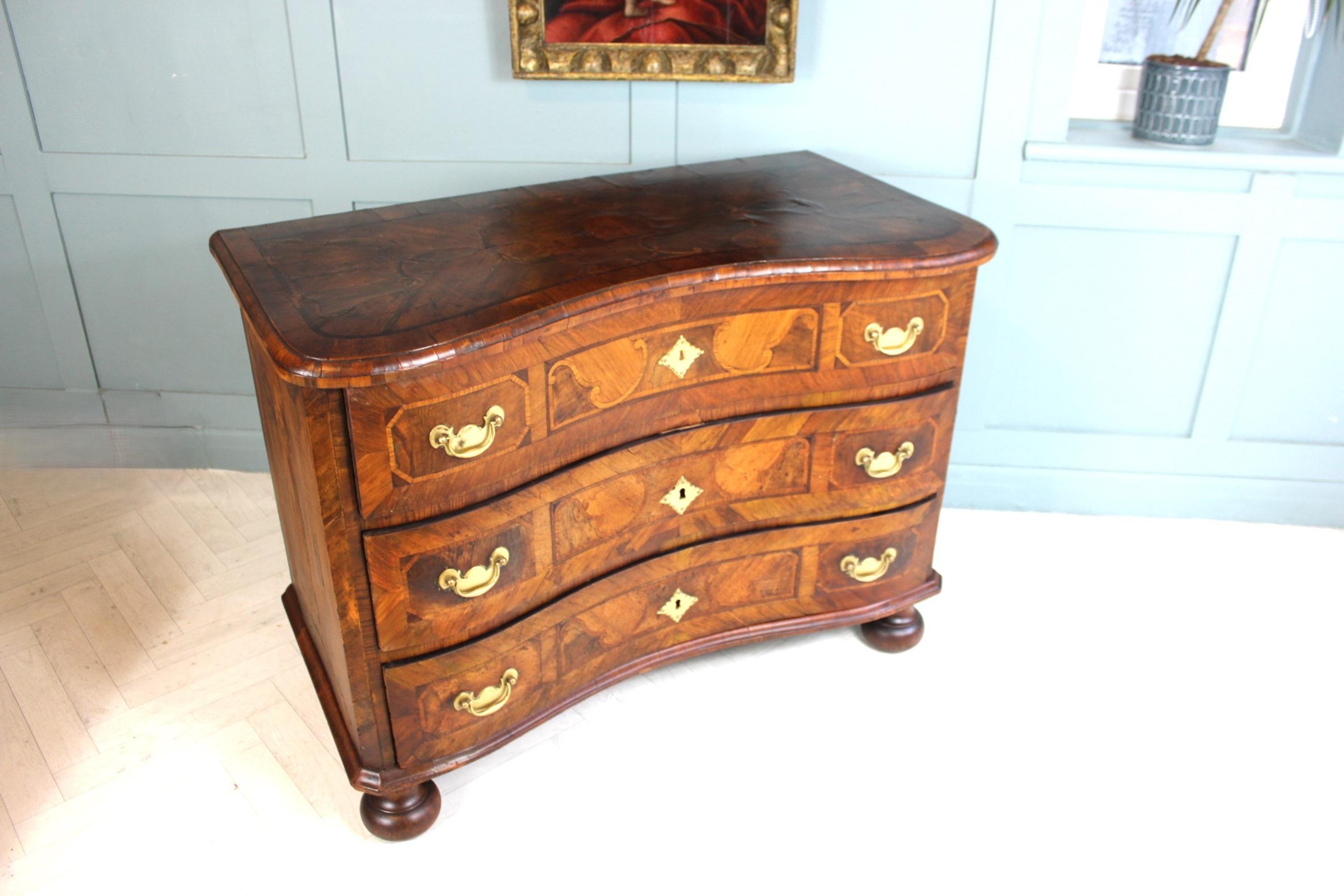 Cassettiera barocca in noce e legno di frutta del XVIII secolo, CIRCA 1750 in vendita 2