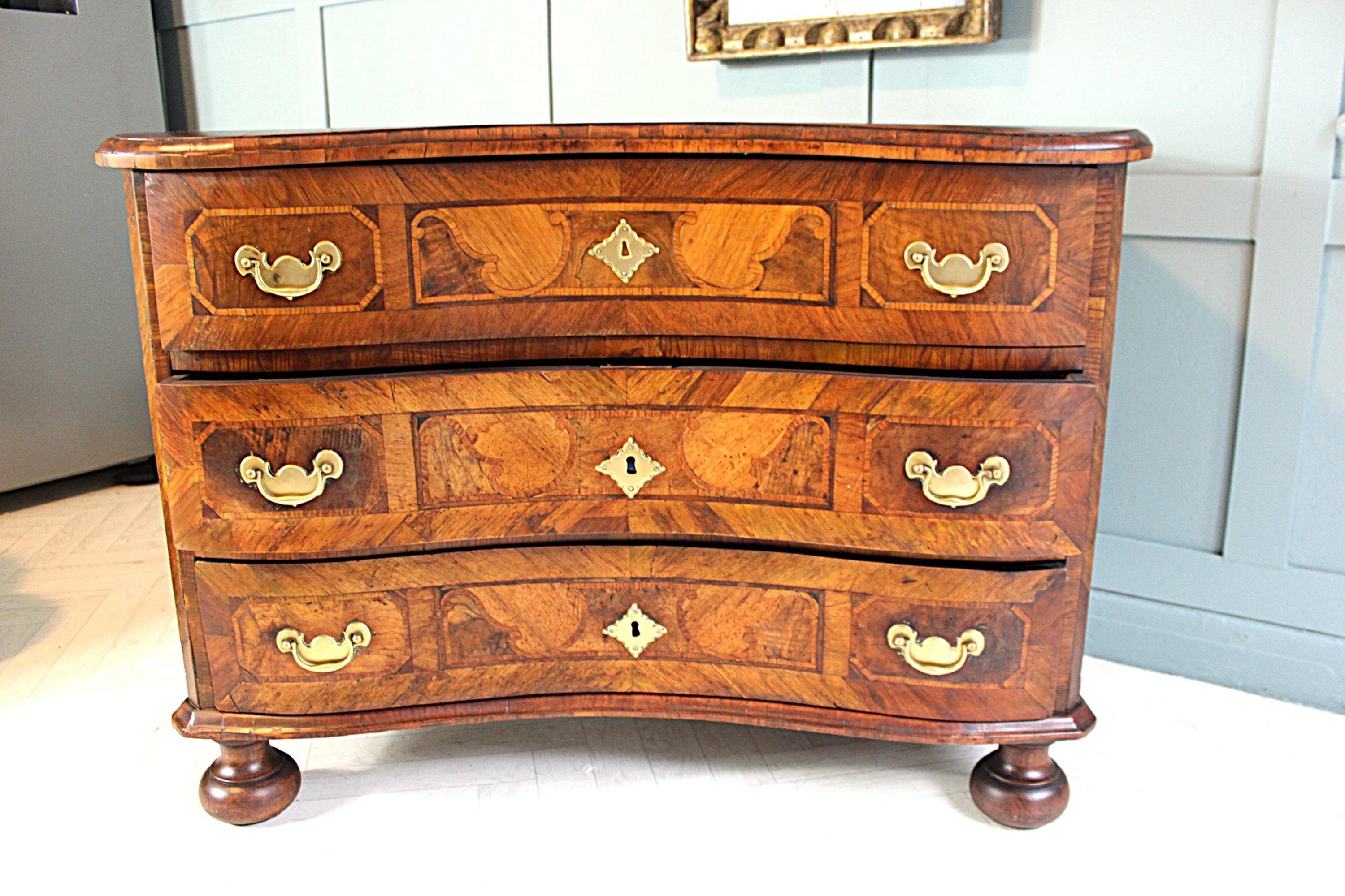 Cassettiera barocca in noce e legno di frutta del XVIII secolo, CIRCA 1750 in vendita 3