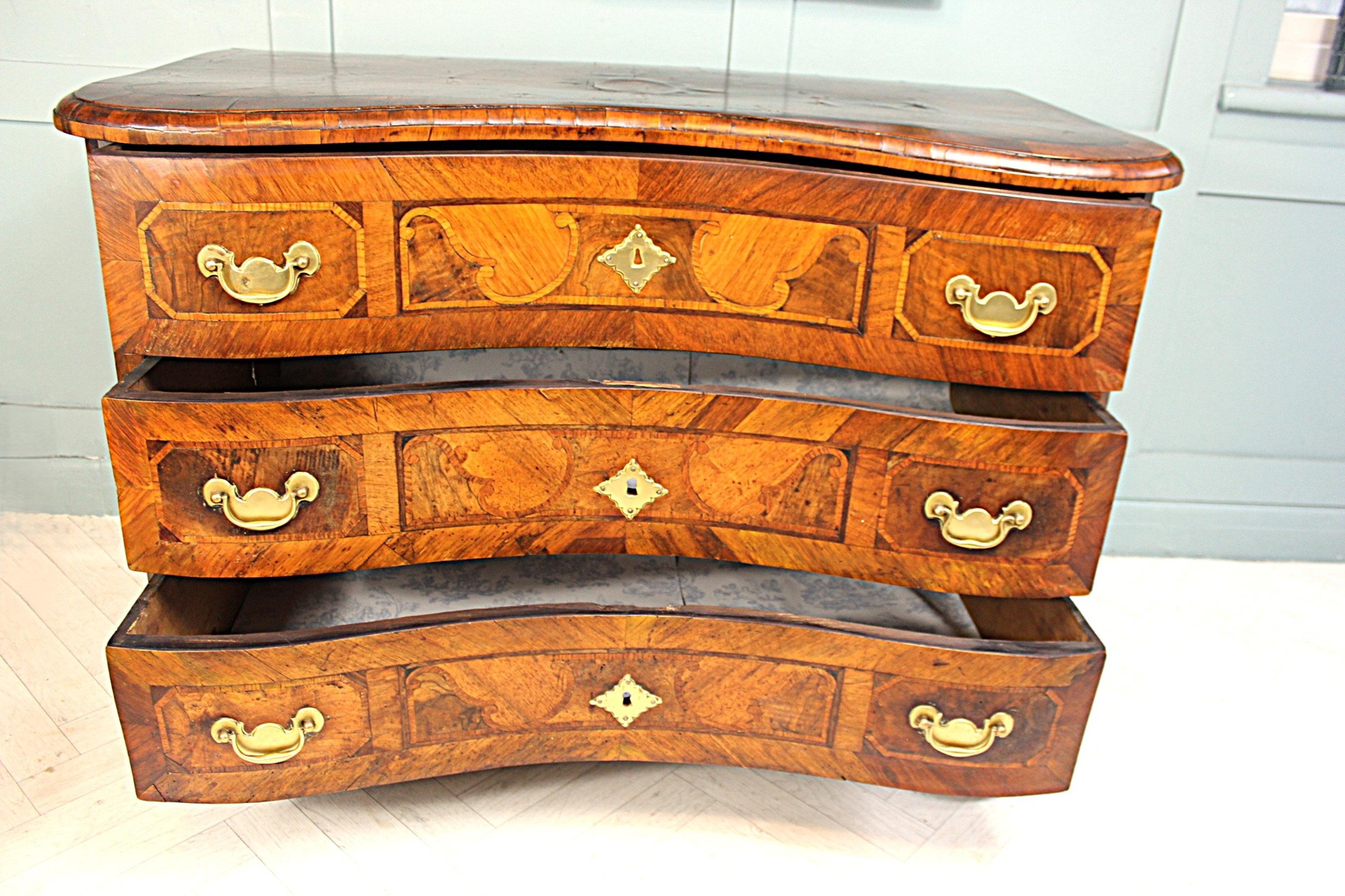 Cassettiera barocca in noce e legno di frutta del XVIII secolo, CIRCA 1750 in vendita 4