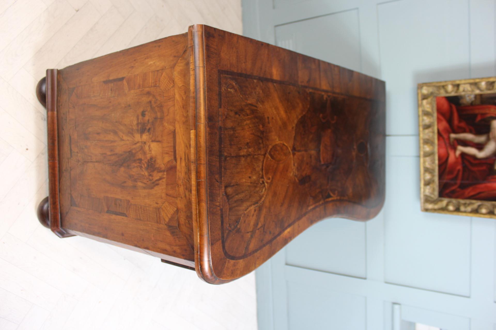 Cassettiera barocca in noce e legno di frutta del XVIII secolo, CIRCA 1750 in vendita 5
