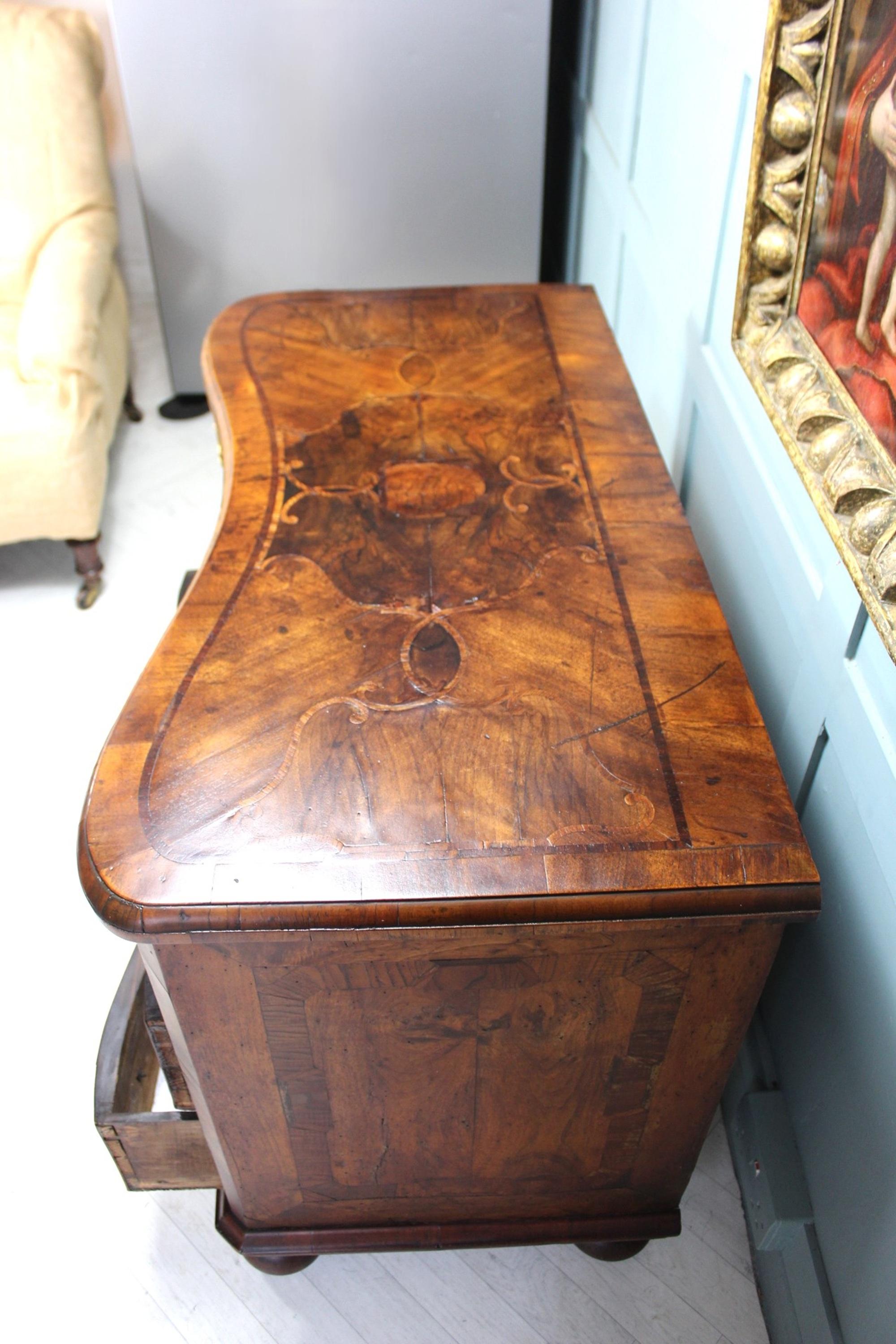 Cassettiera barocca in noce e legno di frutta del XVIII secolo, CIRCA 1750 in vendita 6