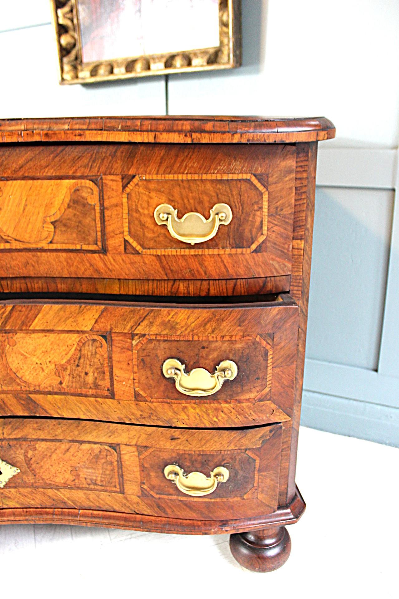 Cassettiera barocca in noce e legno di frutta del XVIII secolo, CIRCA 1750 in vendita 7