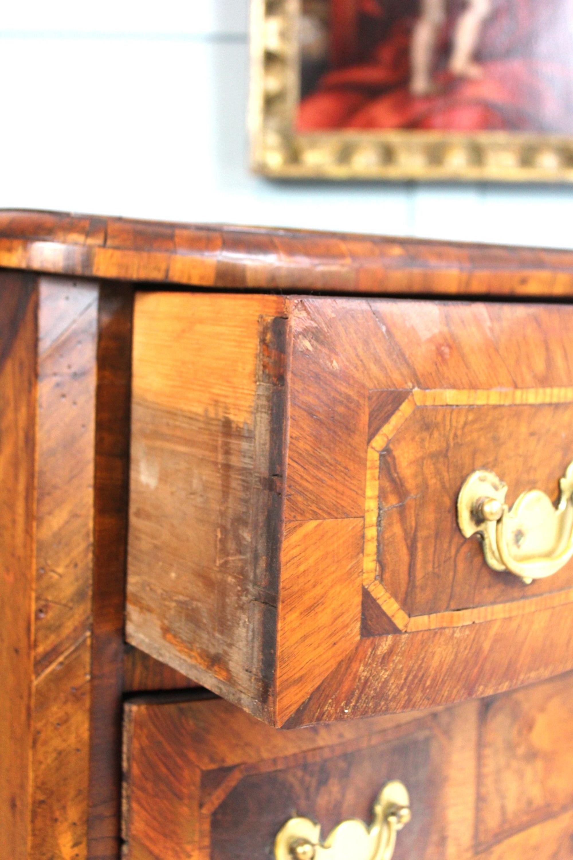 Cassettiera barocca in noce e legno di frutta del XVIII secolo, CIRCA 1750 in vendita 8
